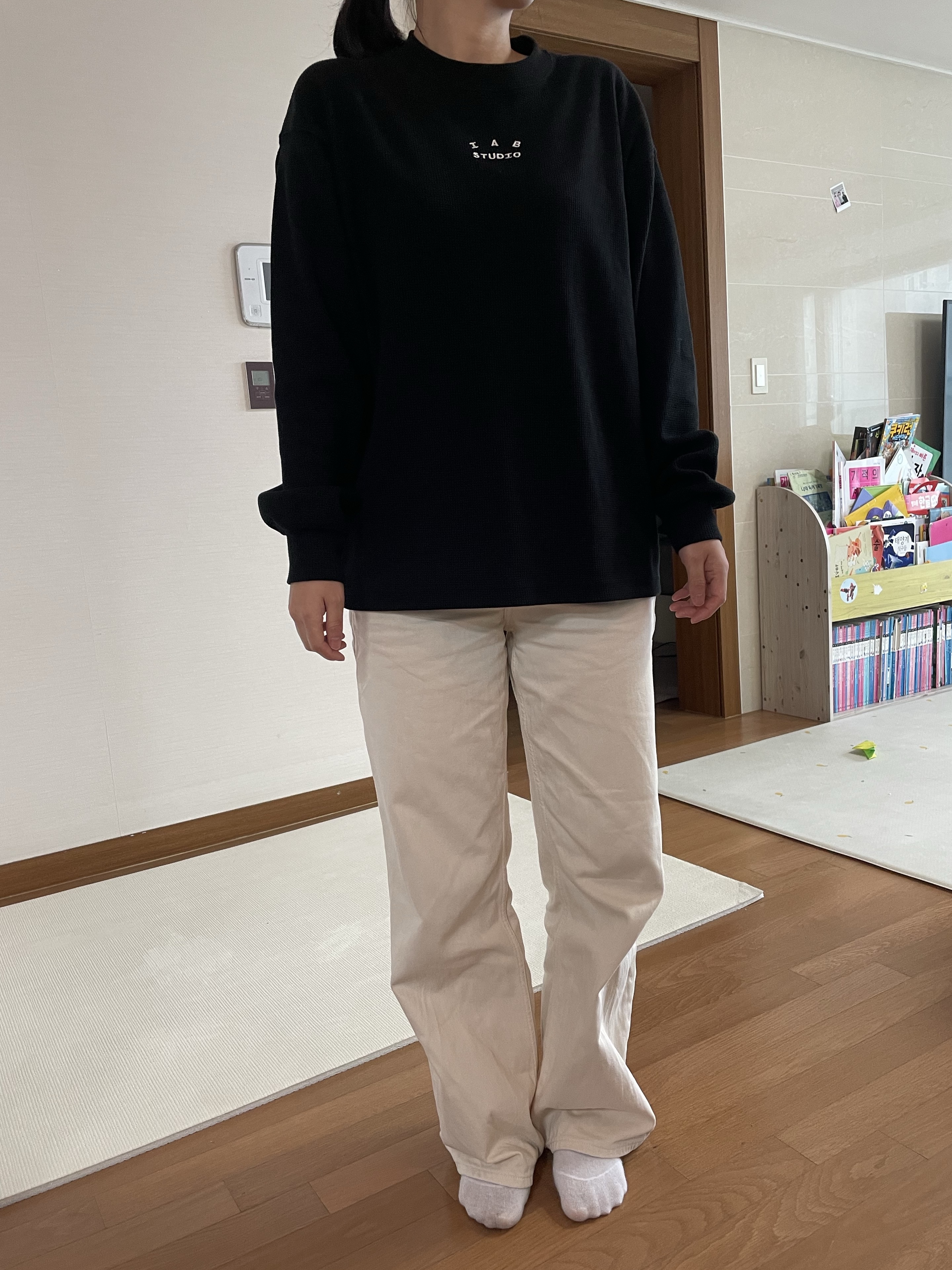IAB Studio Waffle Long Sleeve Black White 착용 스타일 - 2