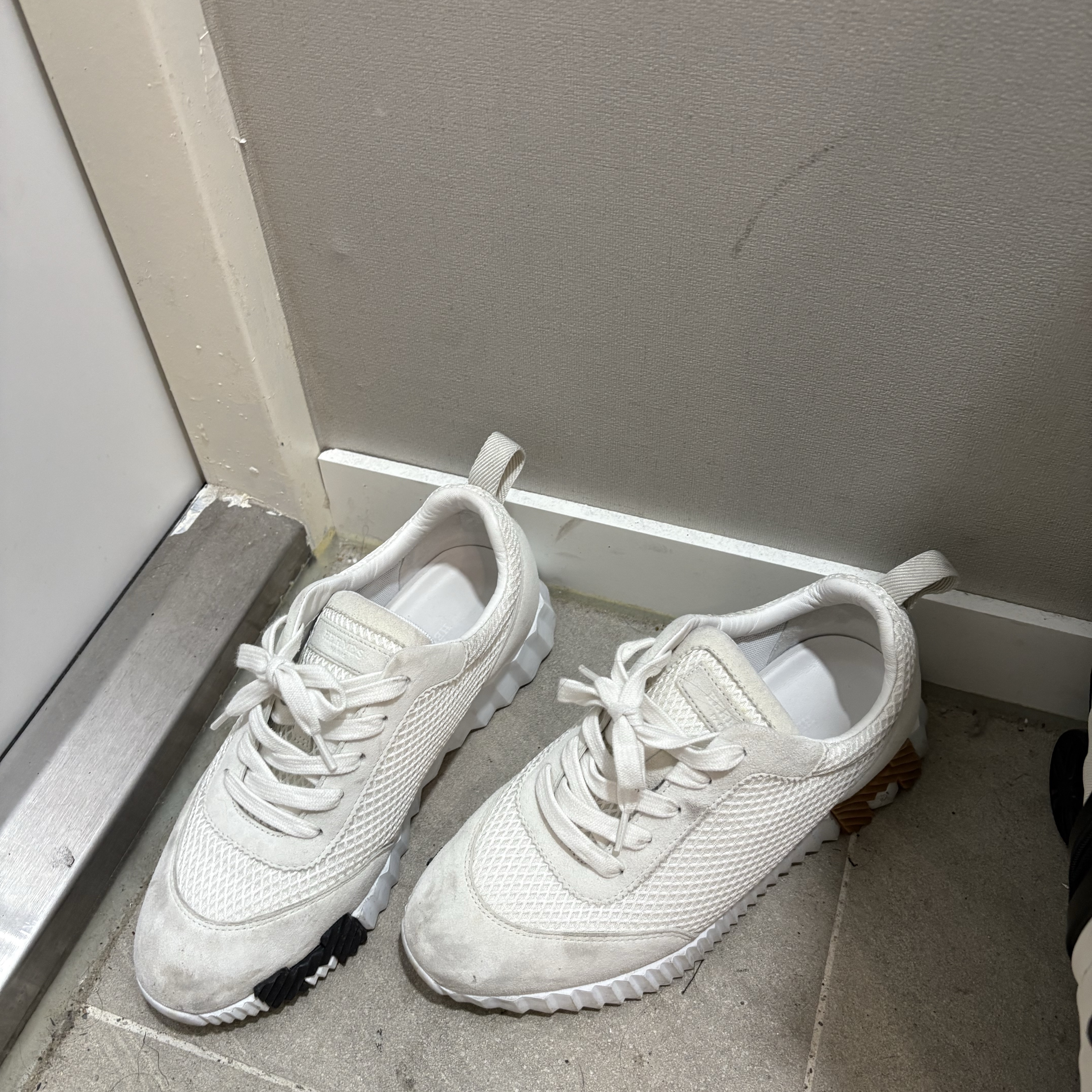 (W) Hermes Bouncing Sneaker Mesh Suede Goatskin & Blanc 착용 스타일