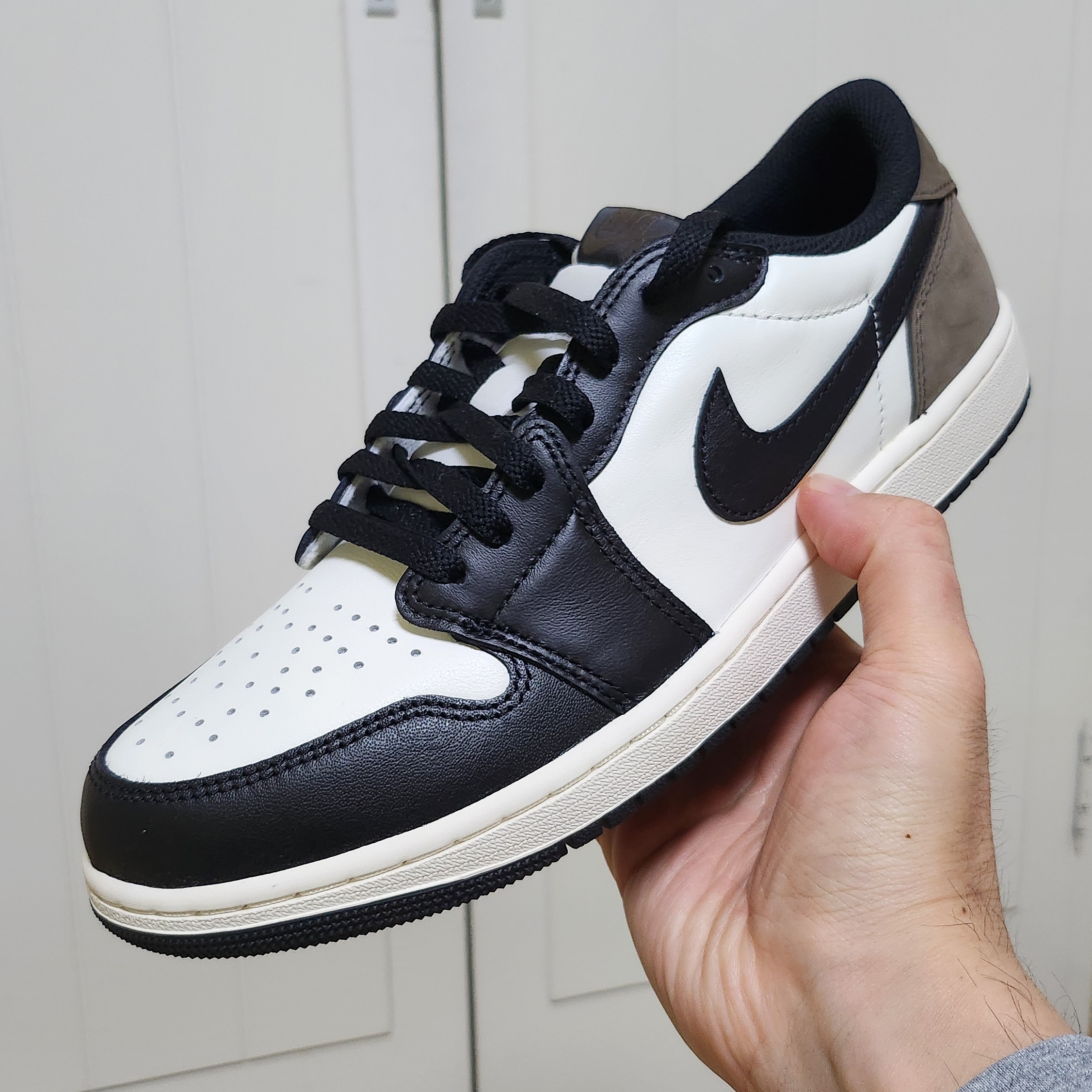 Jordan 1 Retro Low OG Mocha 착용 스타일
