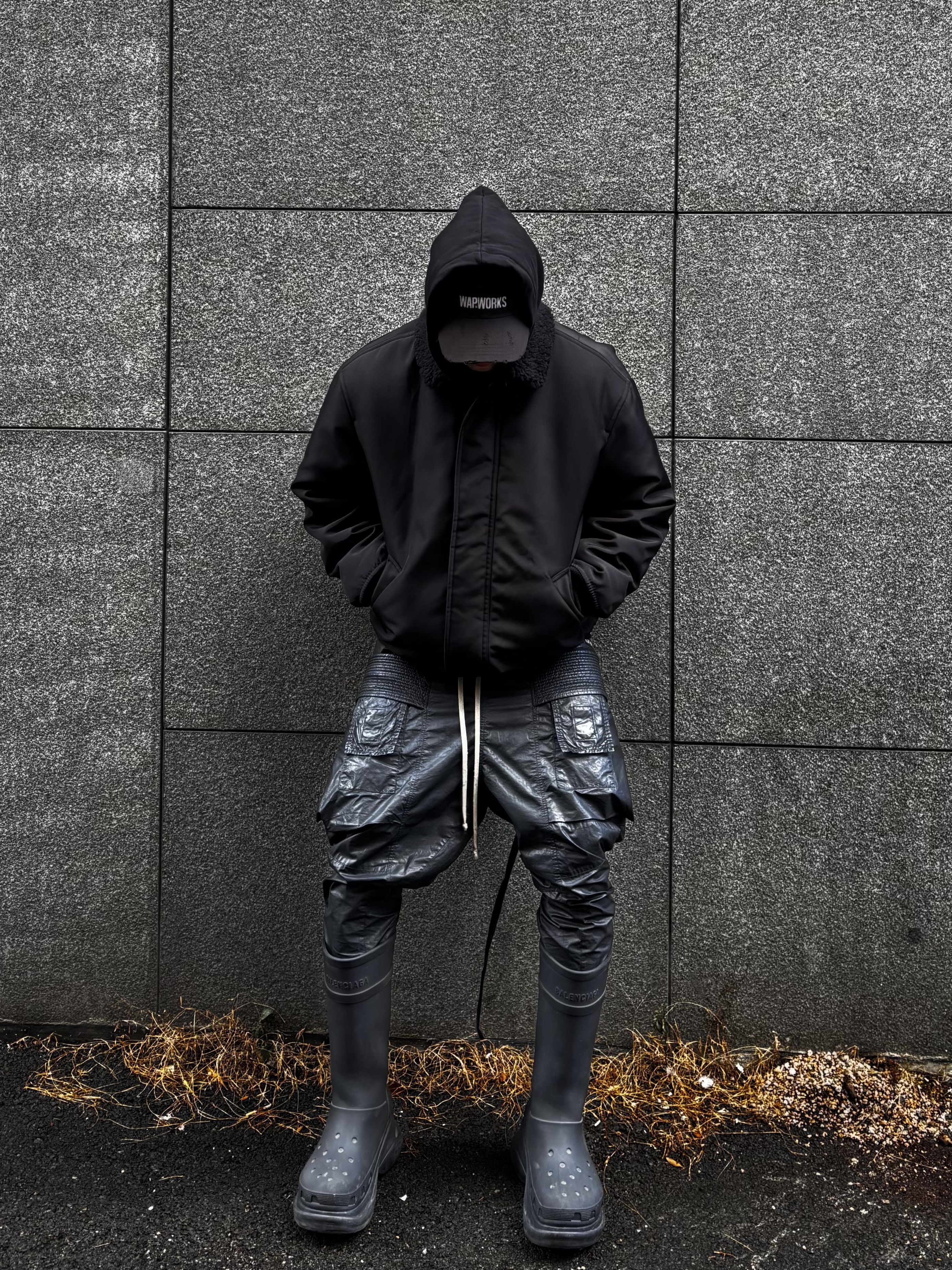 Balenciaga x Crocs Rubber Boot Black, Rick Owens Drkshdw Porterville Mastodon Cut in Wax Stretch Denim Black 착용 스타일 - 2