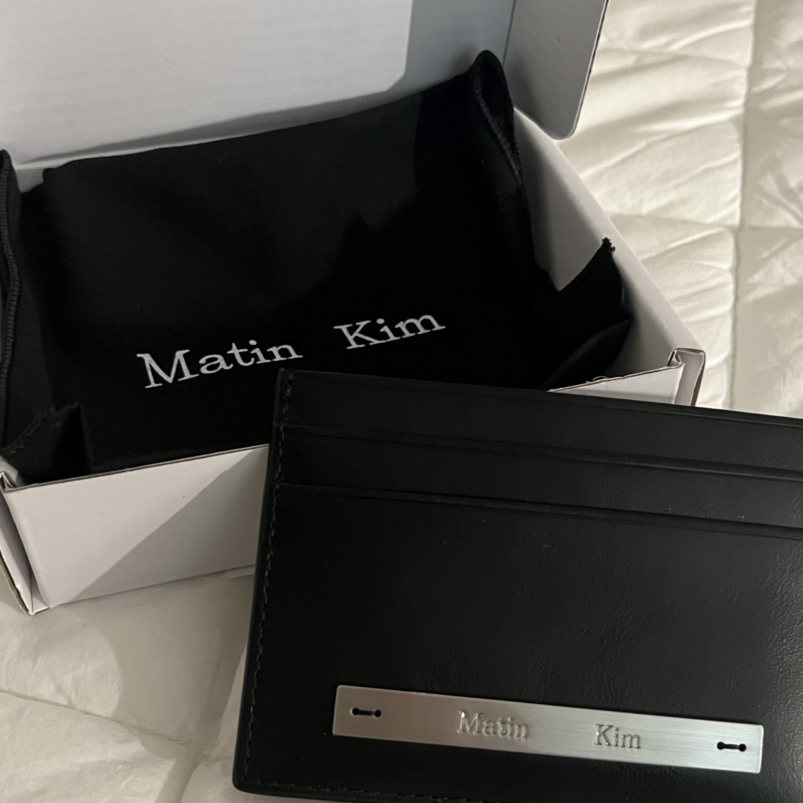 Matin Kim Vintage Card Wallet Black 착용 스타일
