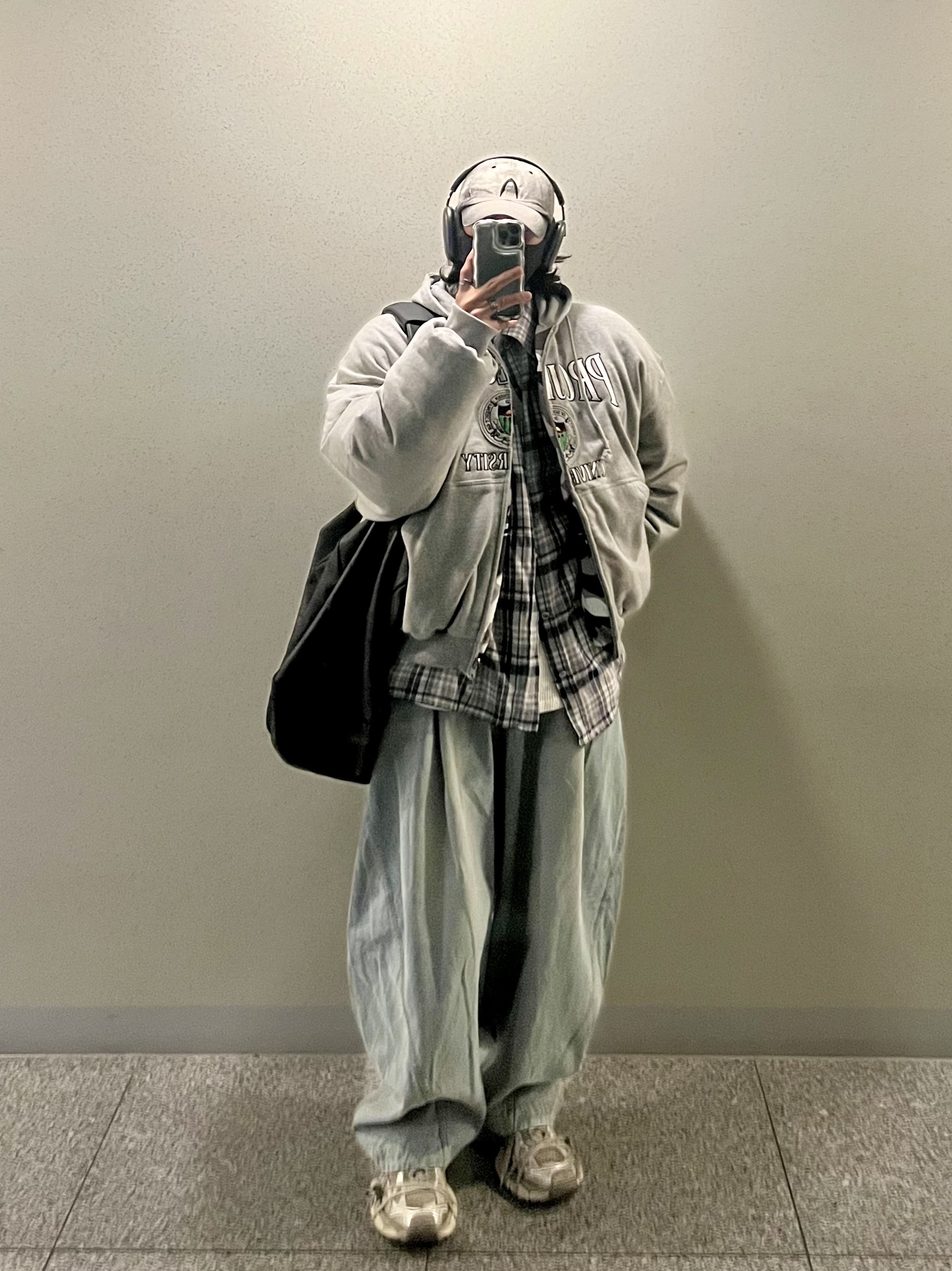 Project G/R Reversible Hooded Puffer Jacket Grey, Balenciaga 3XL Sneakers Light Beige 착용 스타일