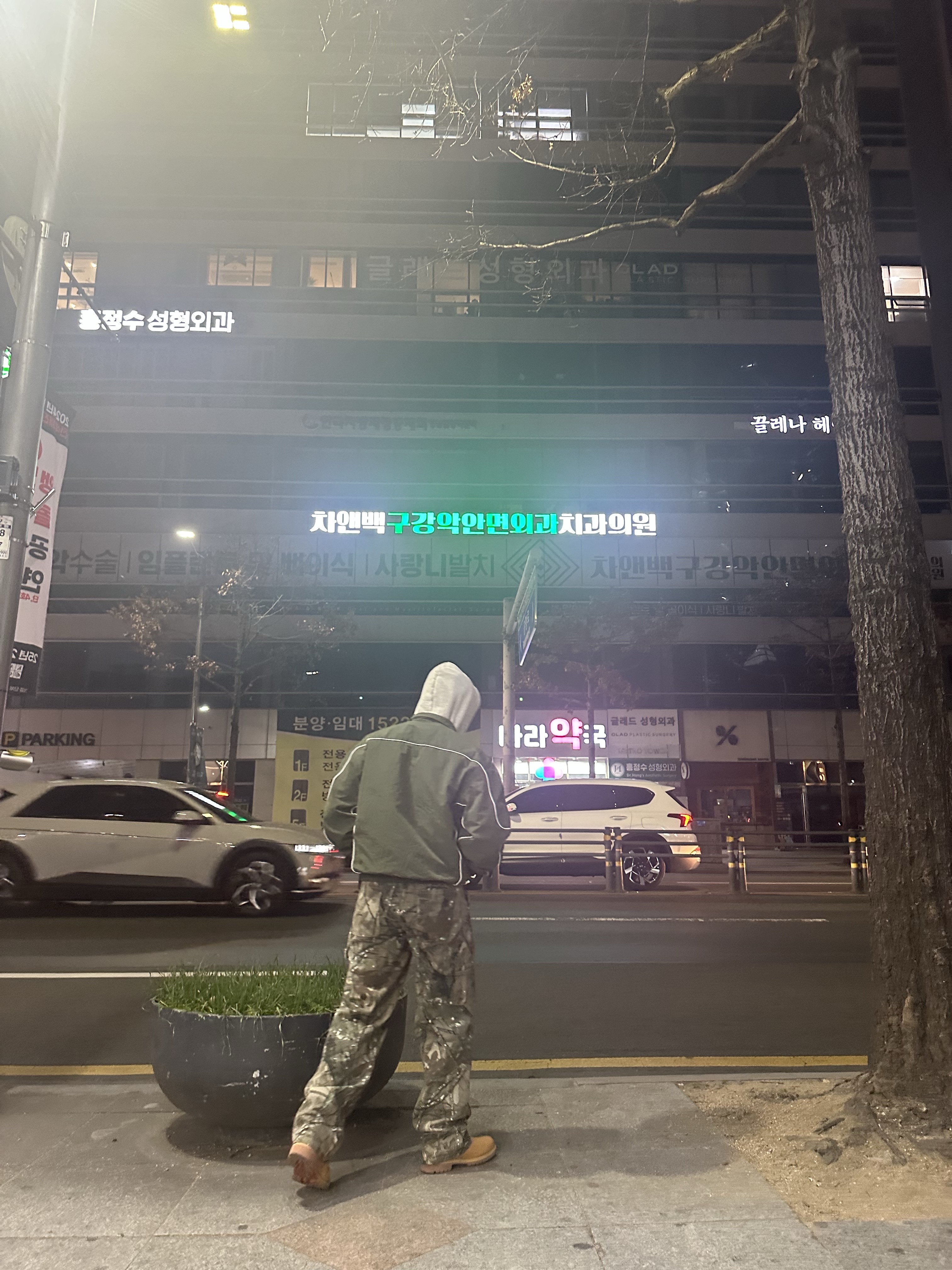 Essentials The Core Collection Hoodie Light Oatmeal, Supreme Fuck Money Beanie Olive - 24FW 착용 스타일 - 3