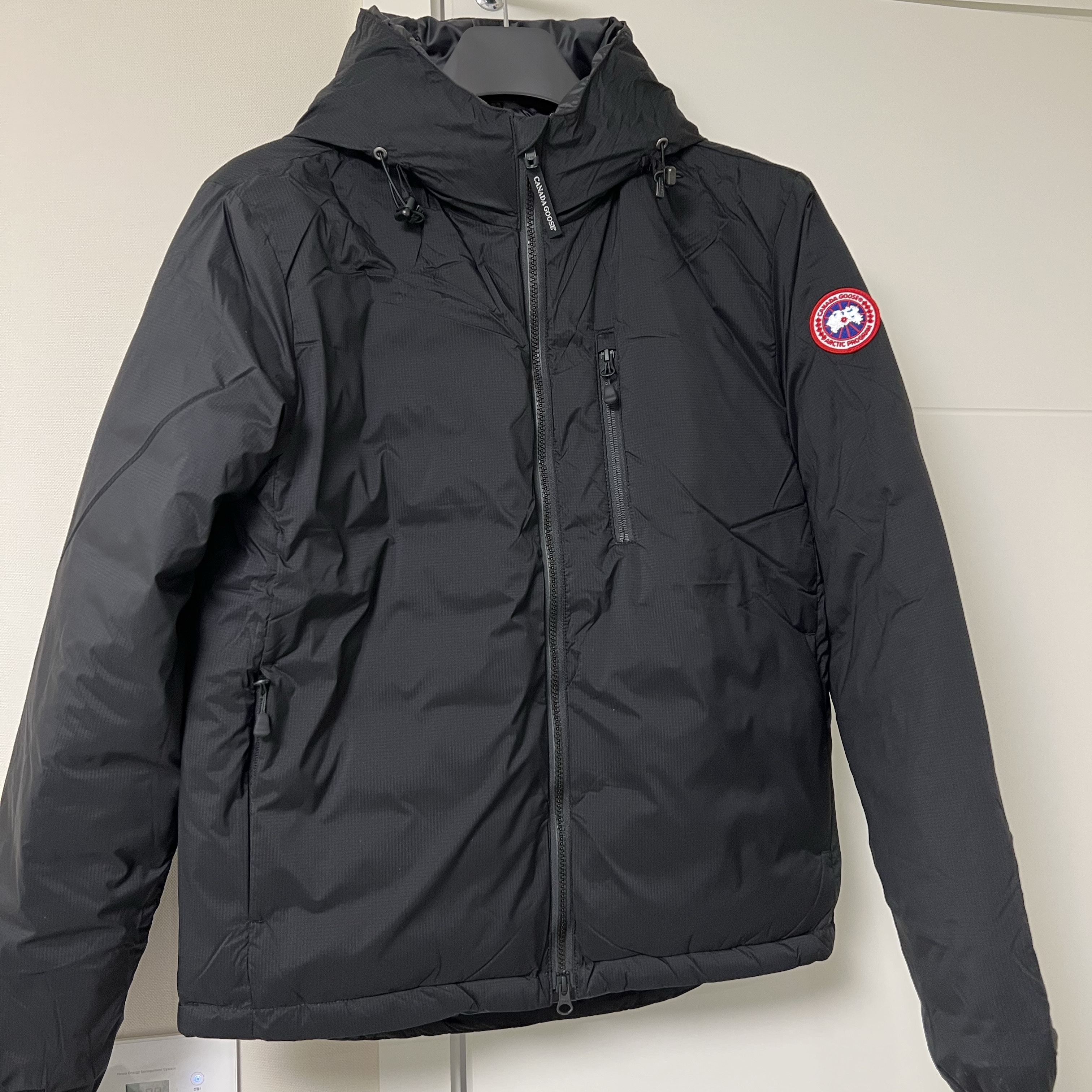 Canada Goose Lodge Down Hoody Matte Finish Black 착용 스타일
