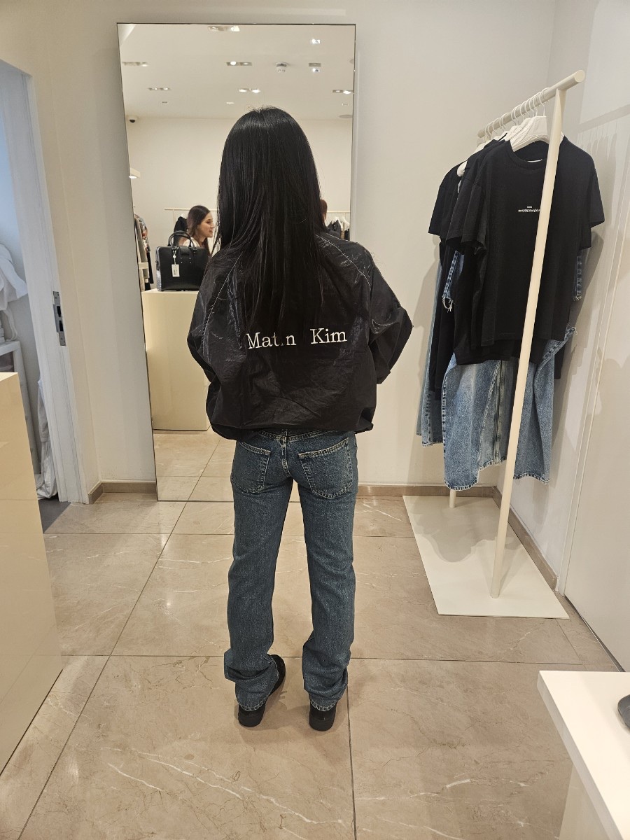 (W) Matin Kim Logo Coating Jumper Black 착용 스타일