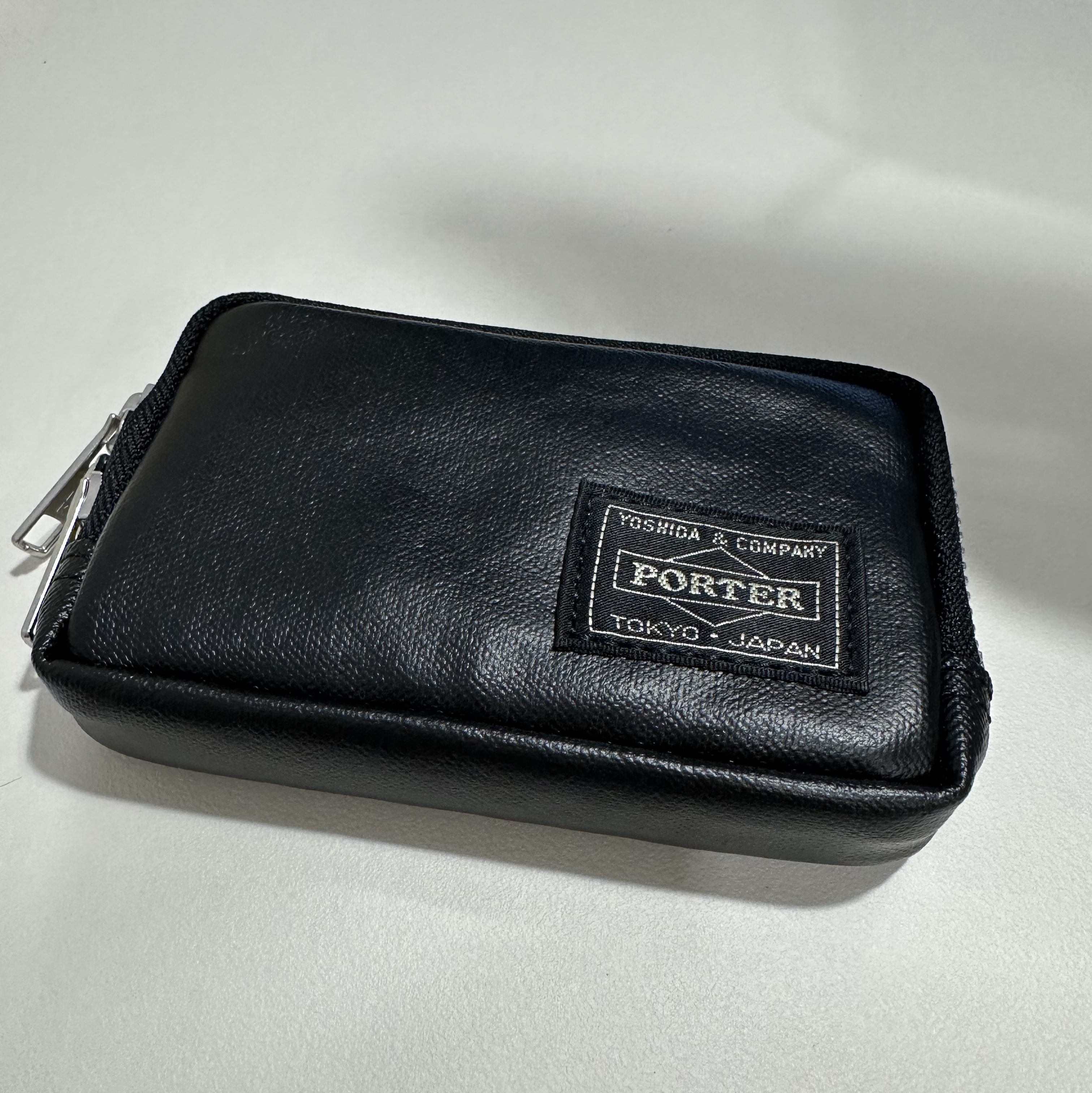 Porter Freestyle Multi Coin Case Black 착용 스타일