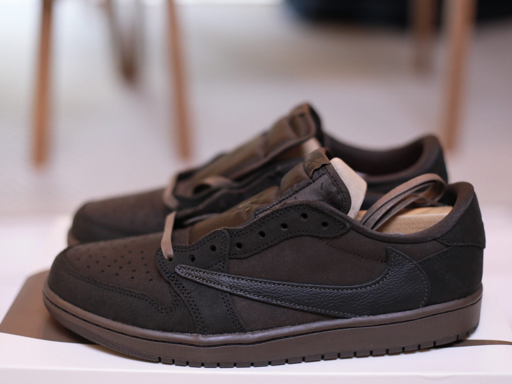 Jordan 1 x Travis Scott Retro Low OG SP Velvet Brown and Dark Mocha 착용 스타일 - 1