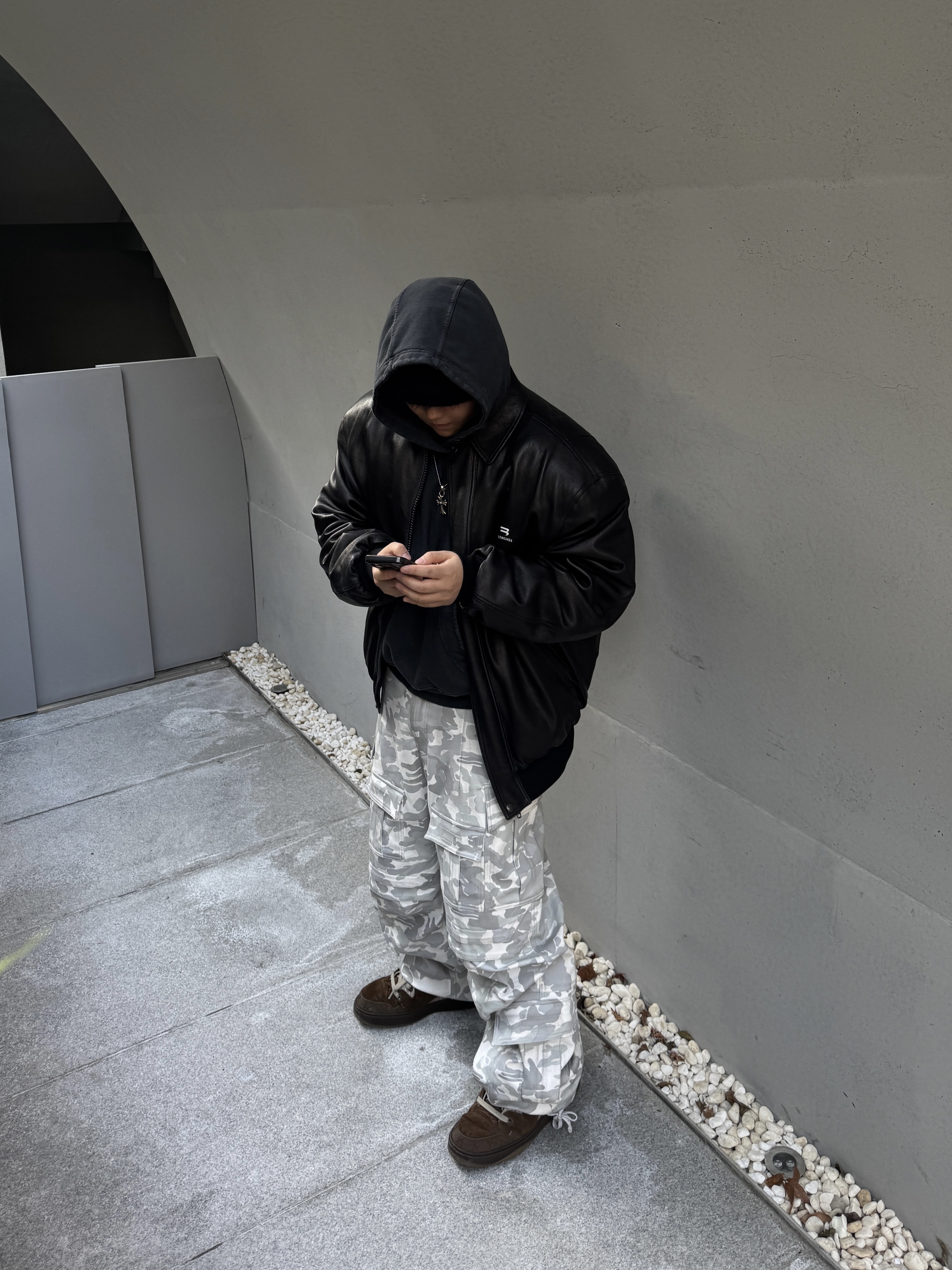 Farfromwhat Far Camo Cargo Pants White 착용 스타일