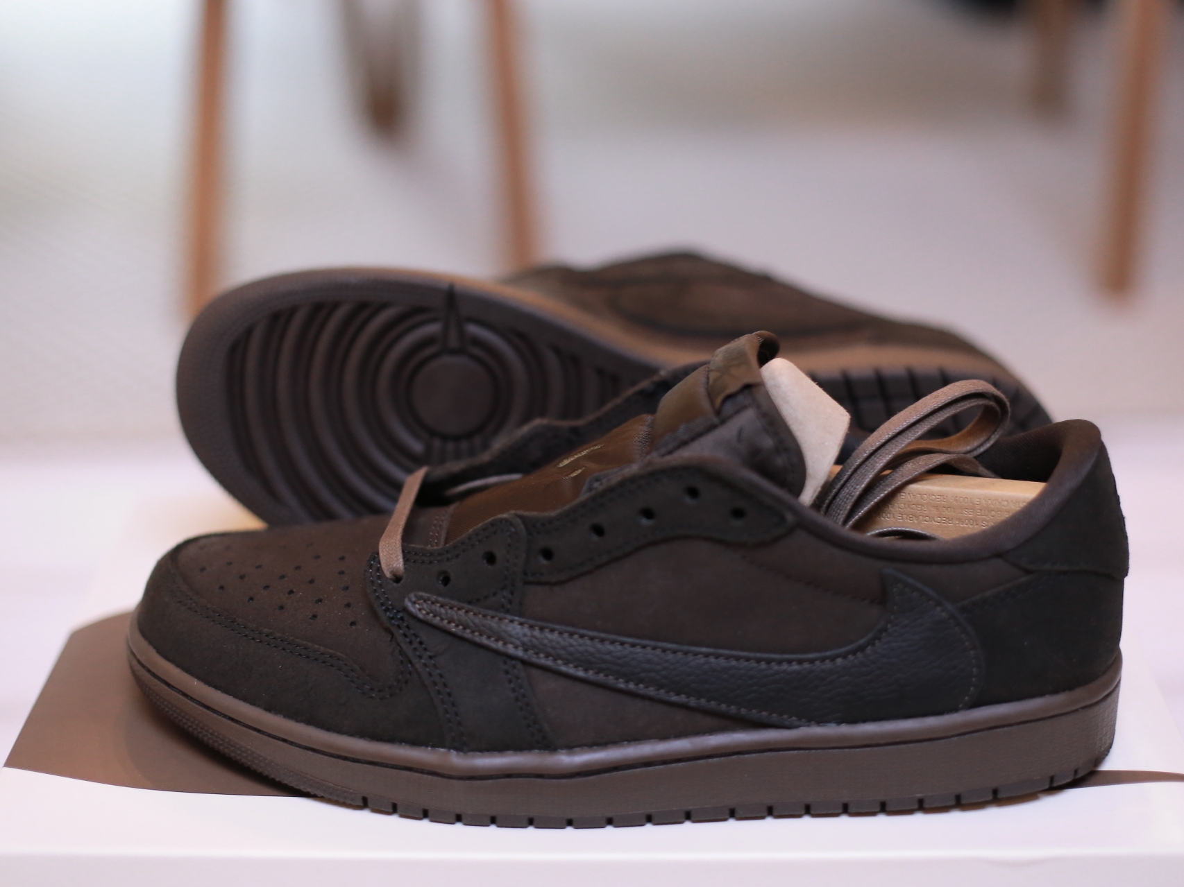Jordan 1 x Travis Scott Retro Low OG SP Velvet Brown and Dark Mocha 착용 스타일 - 4