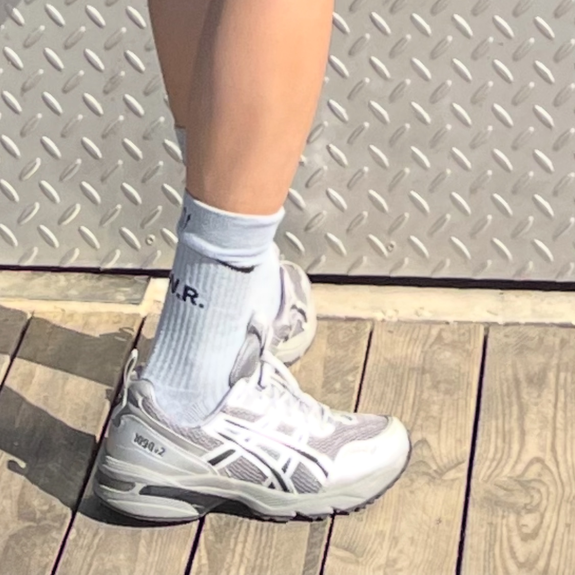 Asics x Freja Wewer Gel-1090 V2 Clay Grey Pure Silver 착용 스타일