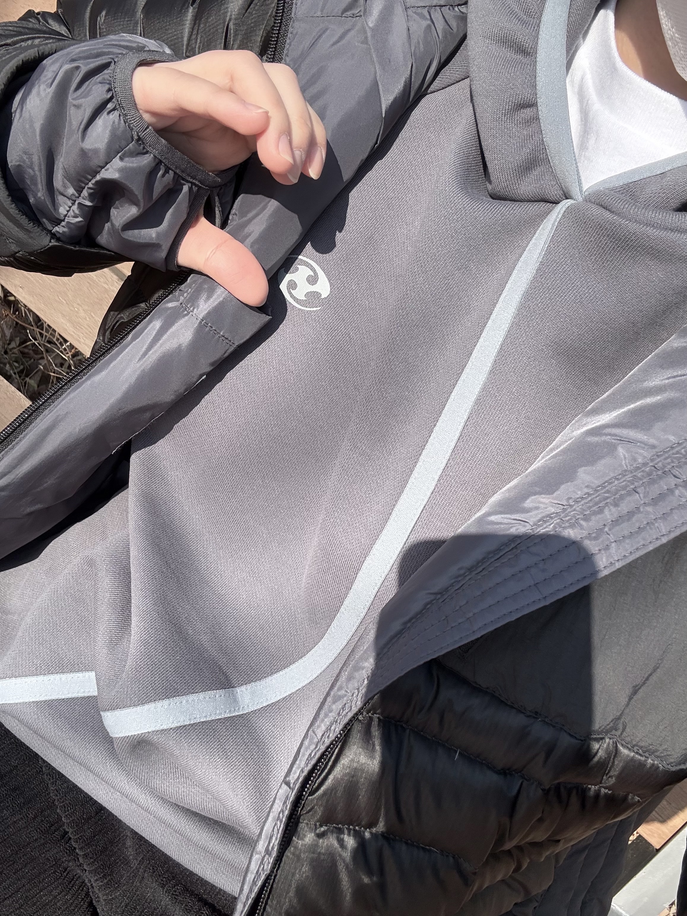 Sansan Gear Taped Hoodie Ash Charcoal 착용 스타일 - 2