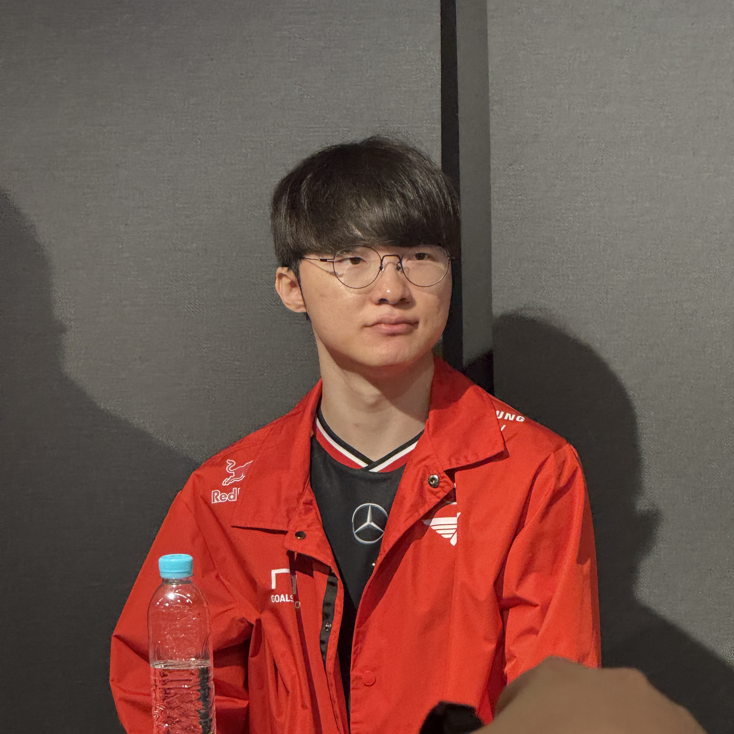T1 2024 Uniform Worlds Jacket White (Non Marking Ver.), T1 2025 Uniform Jacket Red (Non Marking Ver.) 착용 스타일 - 4
