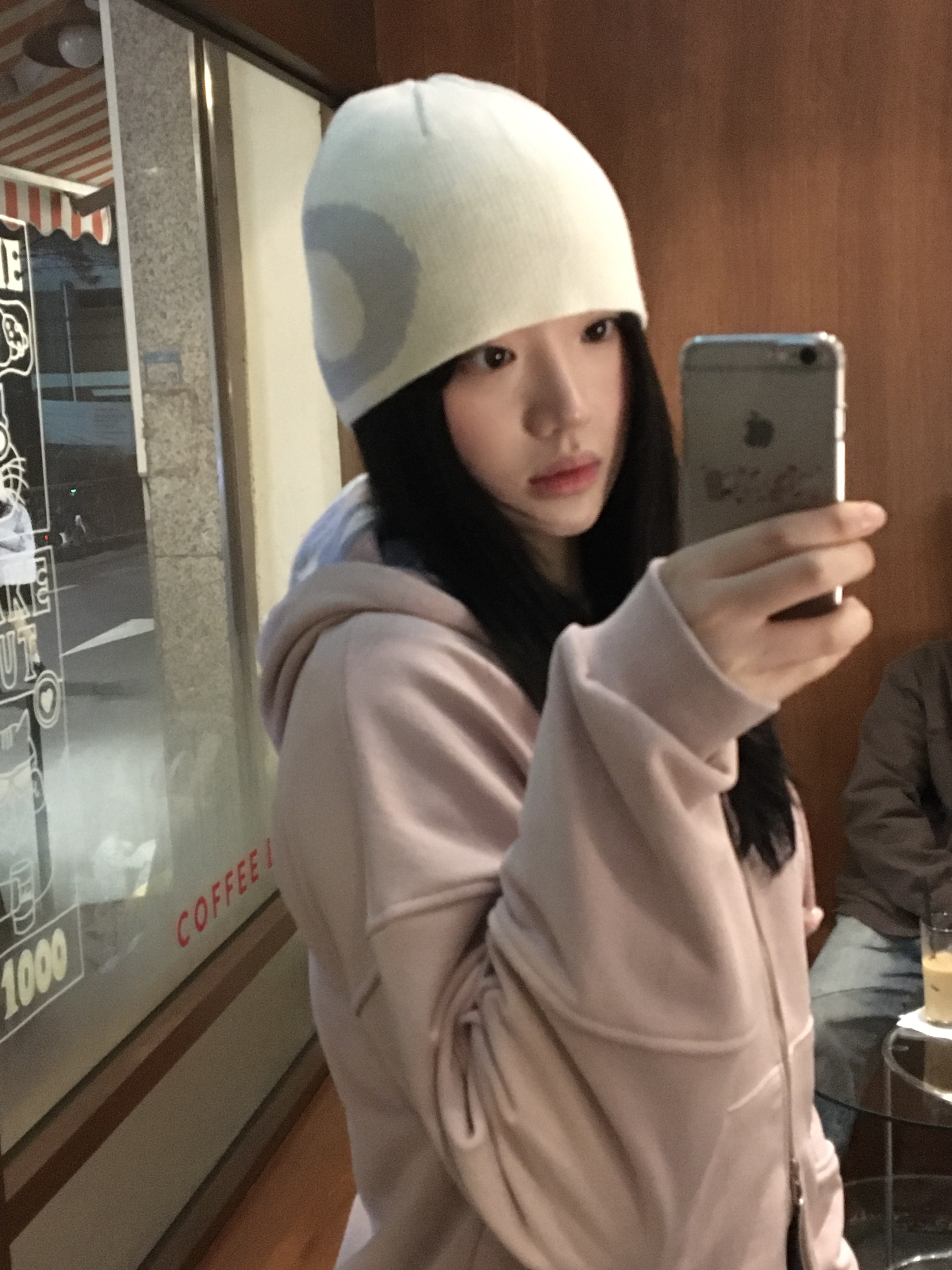[KREAM 단독] Newalrin Lollipop Check Hoodie Zip Up Baby Pink 착용 스타일 - 3