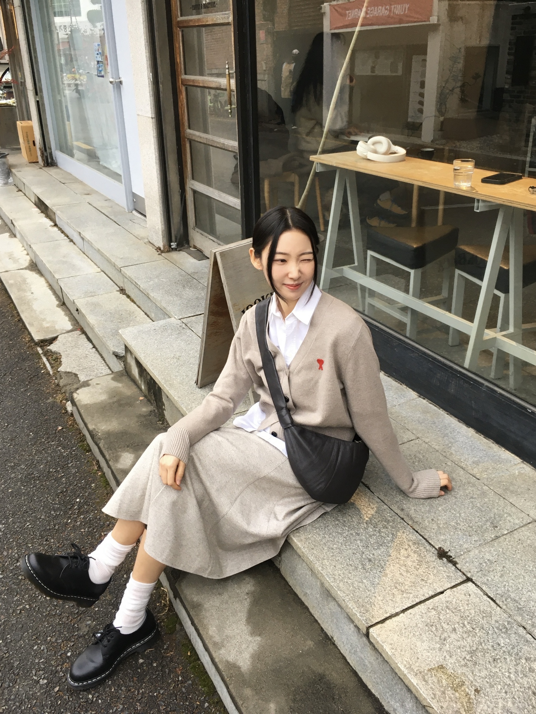 Dr. Martens 1461 WS Black Smooth, Lemaire Medium Croissant Bag Soft Nappa Leather Dark Chocolate 착용 스타일 - 1