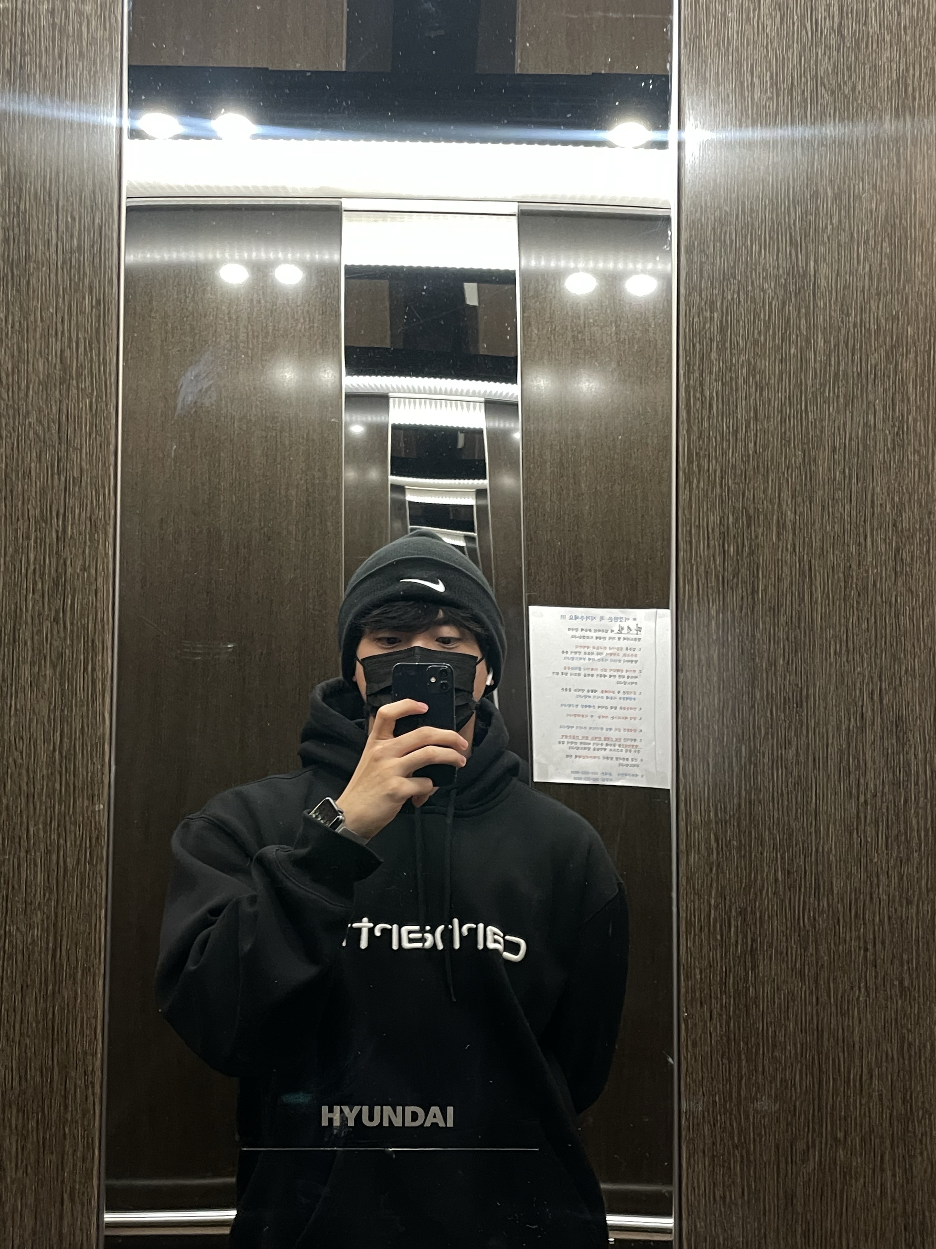 Carhartt WIP Hooded Carhartt Sweatshirt Black White 착용 스타일 - 1