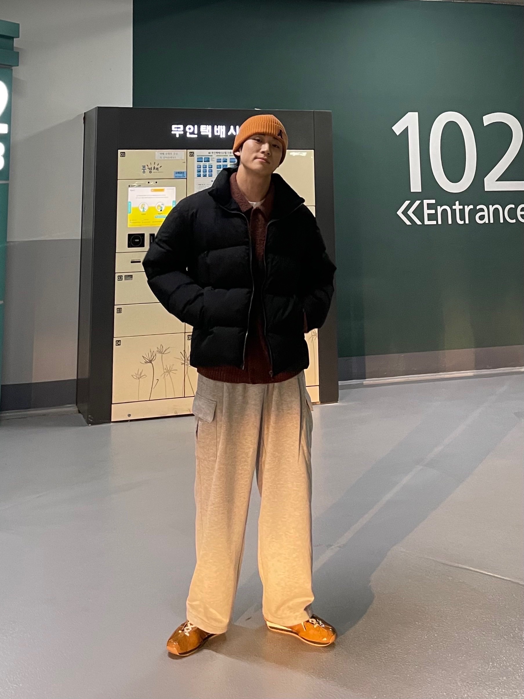 Adidas x Song for the Mute Country OG Bronze Strata Wild Brown, TNGT Wide-fit One Tuck Sweat Pants Melange Gray 착용 스타일 - 1