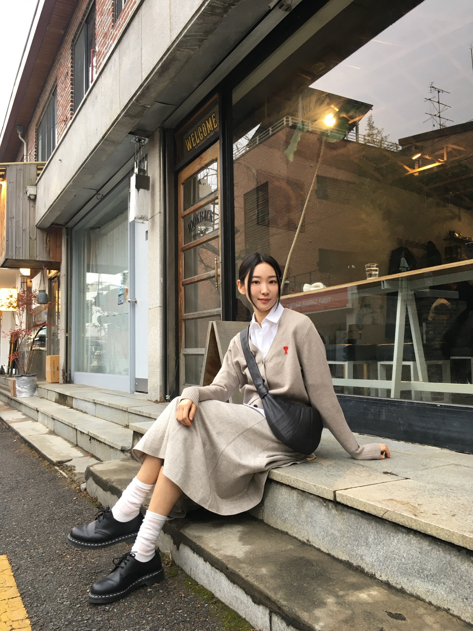Dr. Martens 1461 WS Black Smooth, Lemaire Medium Croissant Bag Soft Nappa Leather Dark Chocolate 착용 스타일 - 2