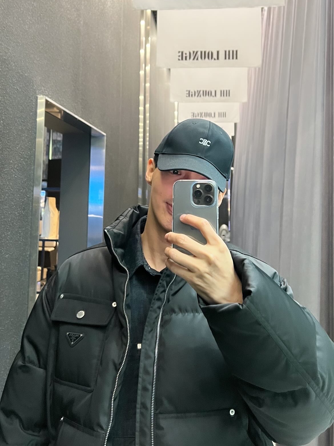 Prada Re-Nylon Crop Down Jacket Black, Saint Laurent Wyatt Chelsea Boots in Smooth Leather Black 착용 스타일 - 2