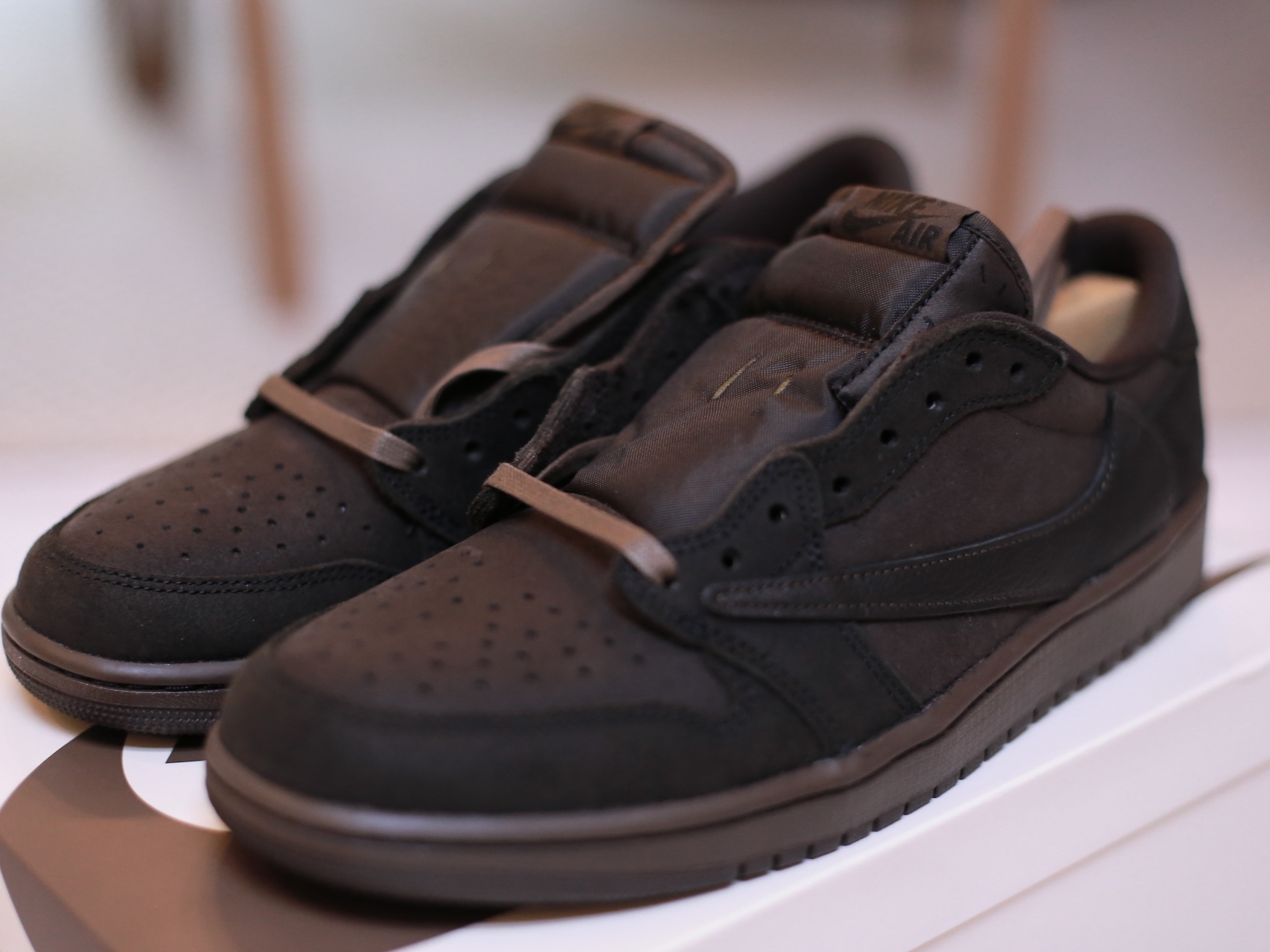 Jordan 1 x Travis Scott Retro Low OG SP Velvet Brown and Dark Mocha 착용 스타일 - 2