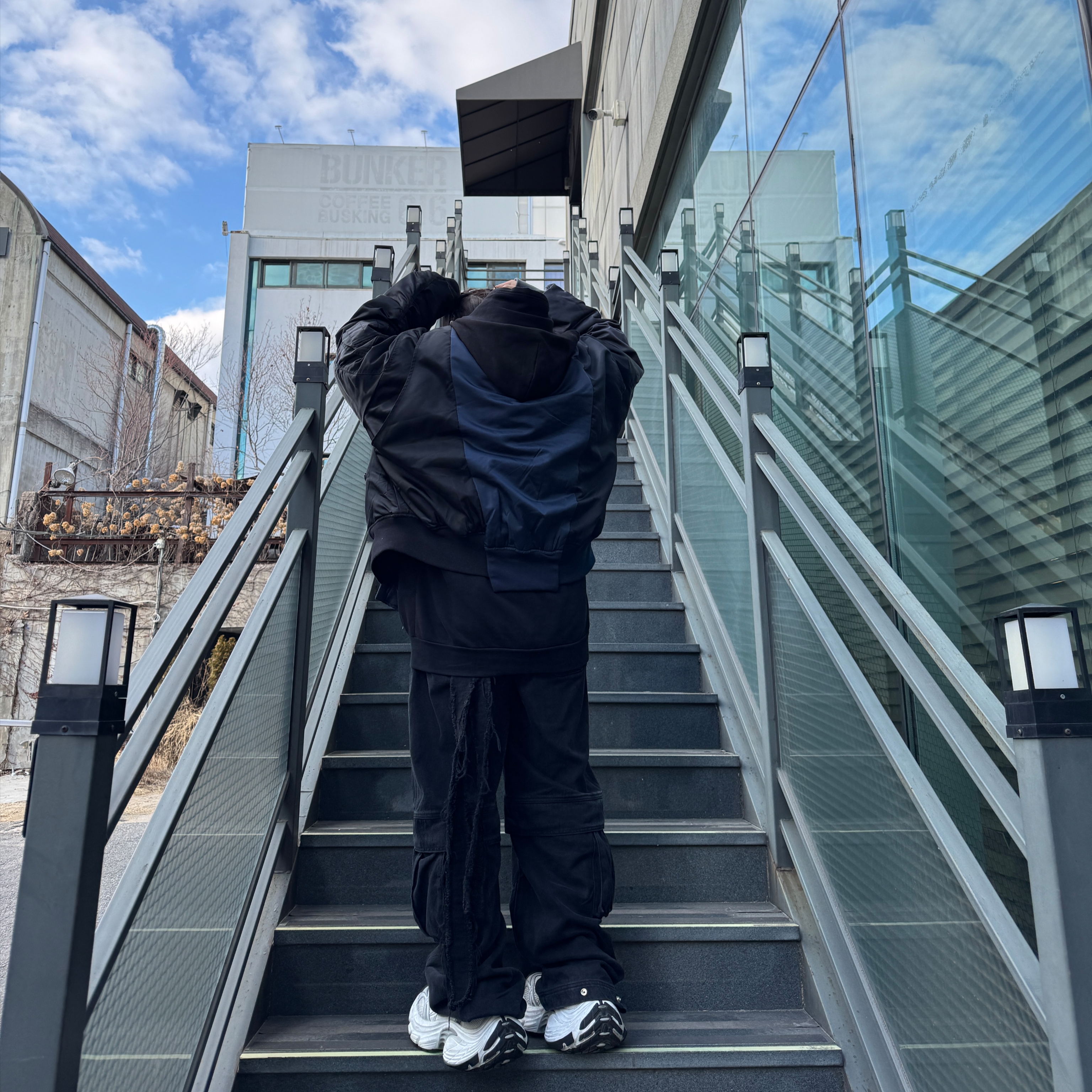 [KREAM 단독] BLR x POG Divided Curved Line Double Buckle Pants Black, Balenciaga 10XL Sneakers White Grey Silver Black 착용 스타일 - 2