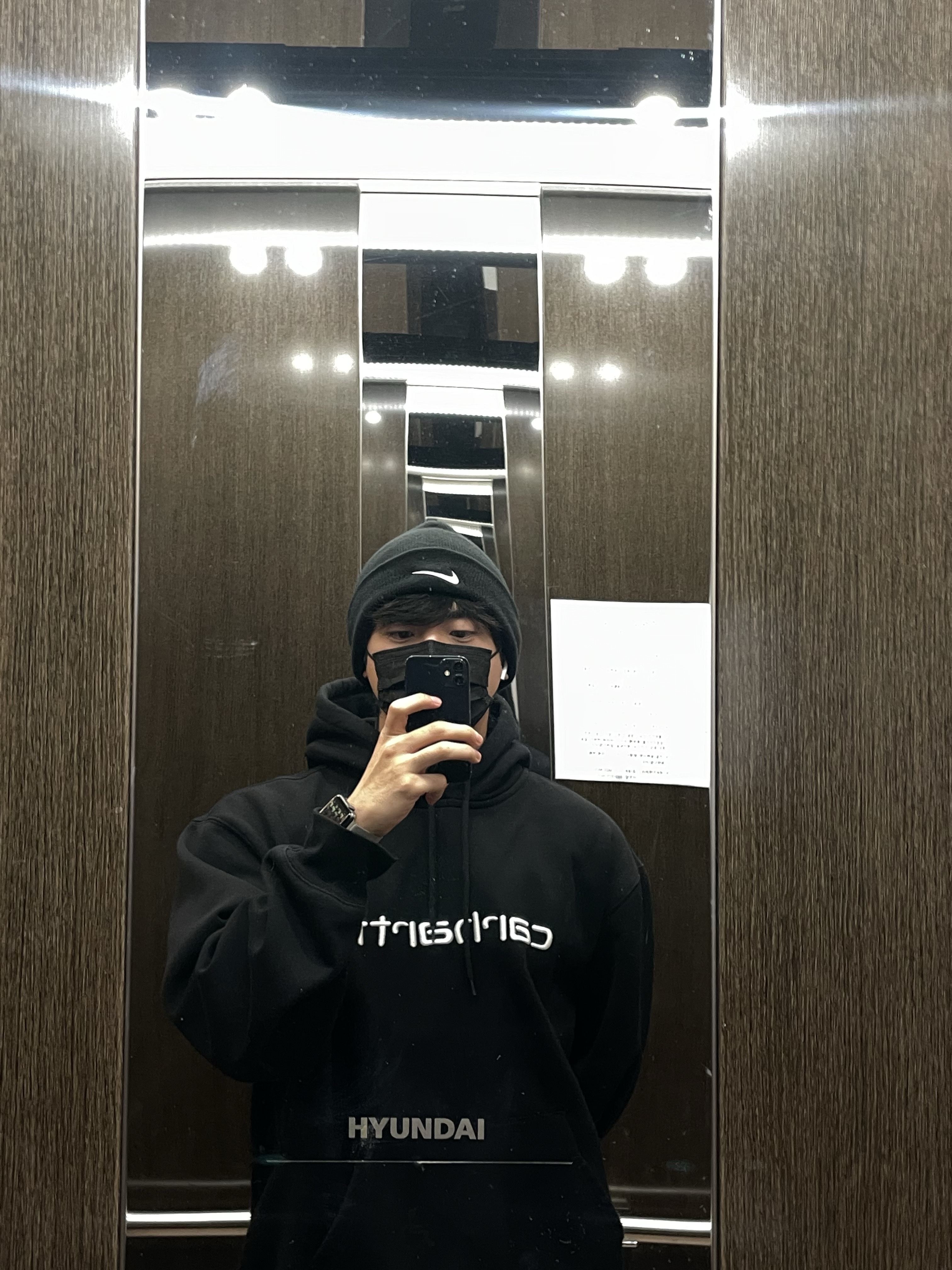 Carhartt WIP Hooded Carhartt Sweatshirt Black White 착용 스타일 - 2