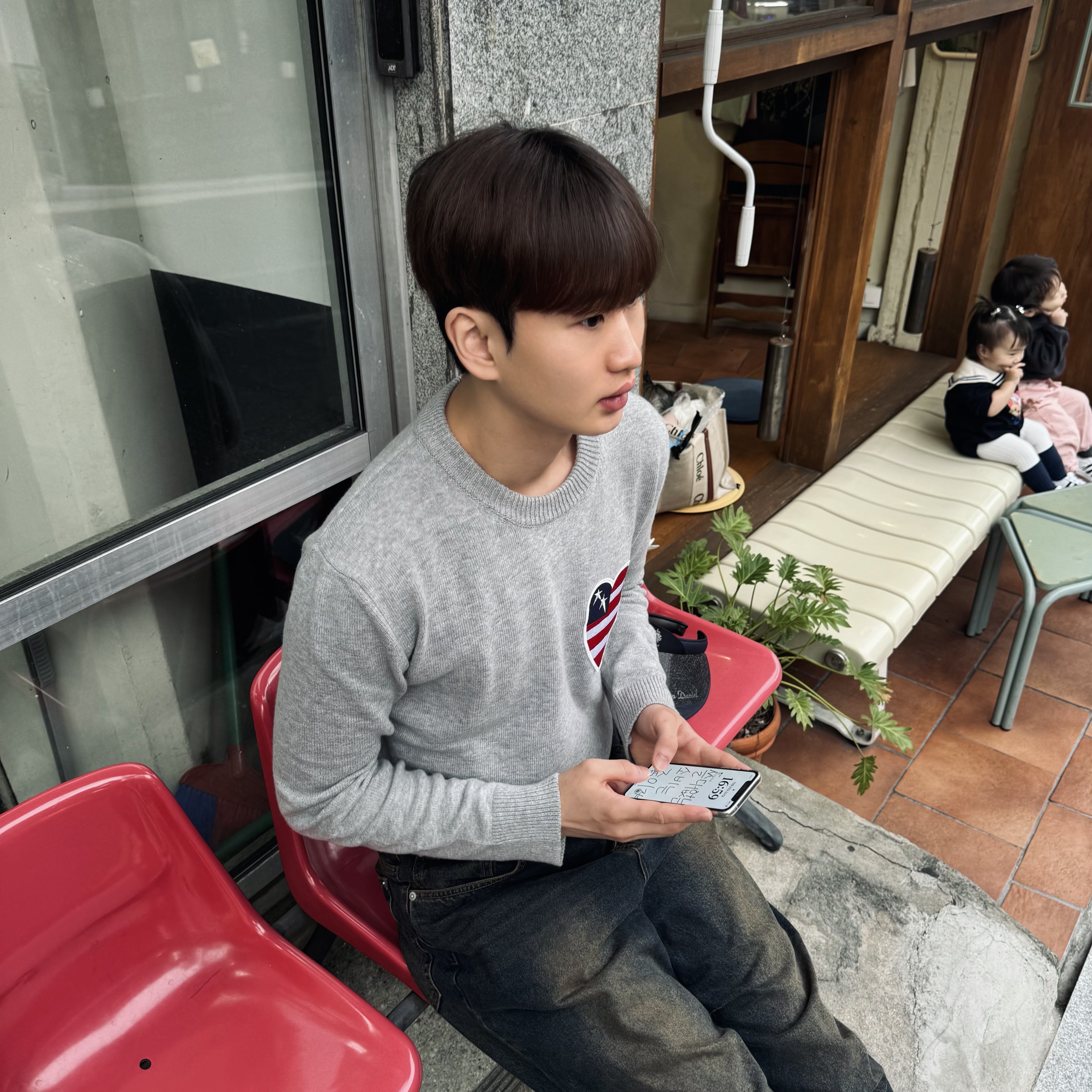 The Museum Visitor US Heart Patch Stitched Knit Grey 착용 스타일