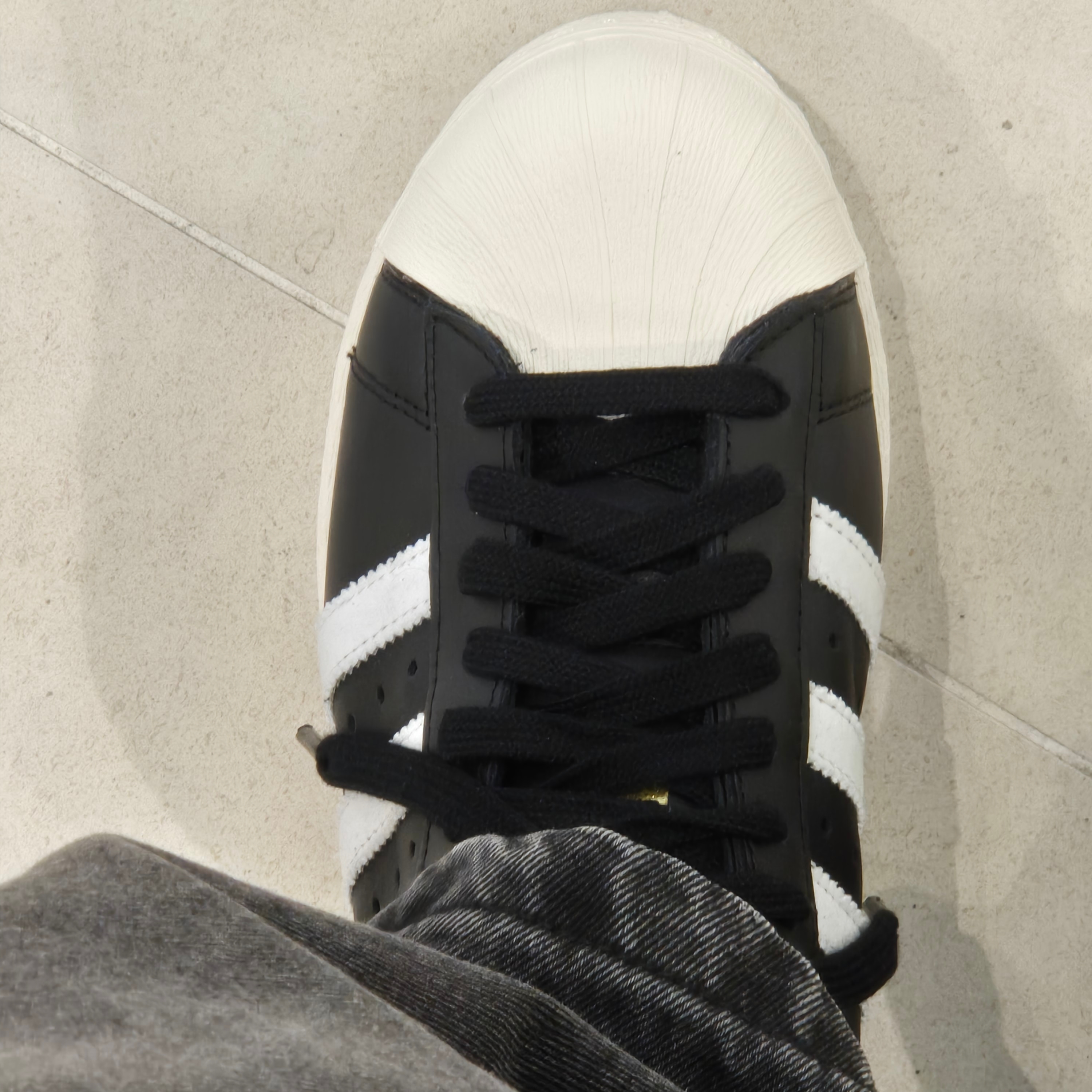 Adidas Superstar 82 FI Core Black 착용 스타일 - 2