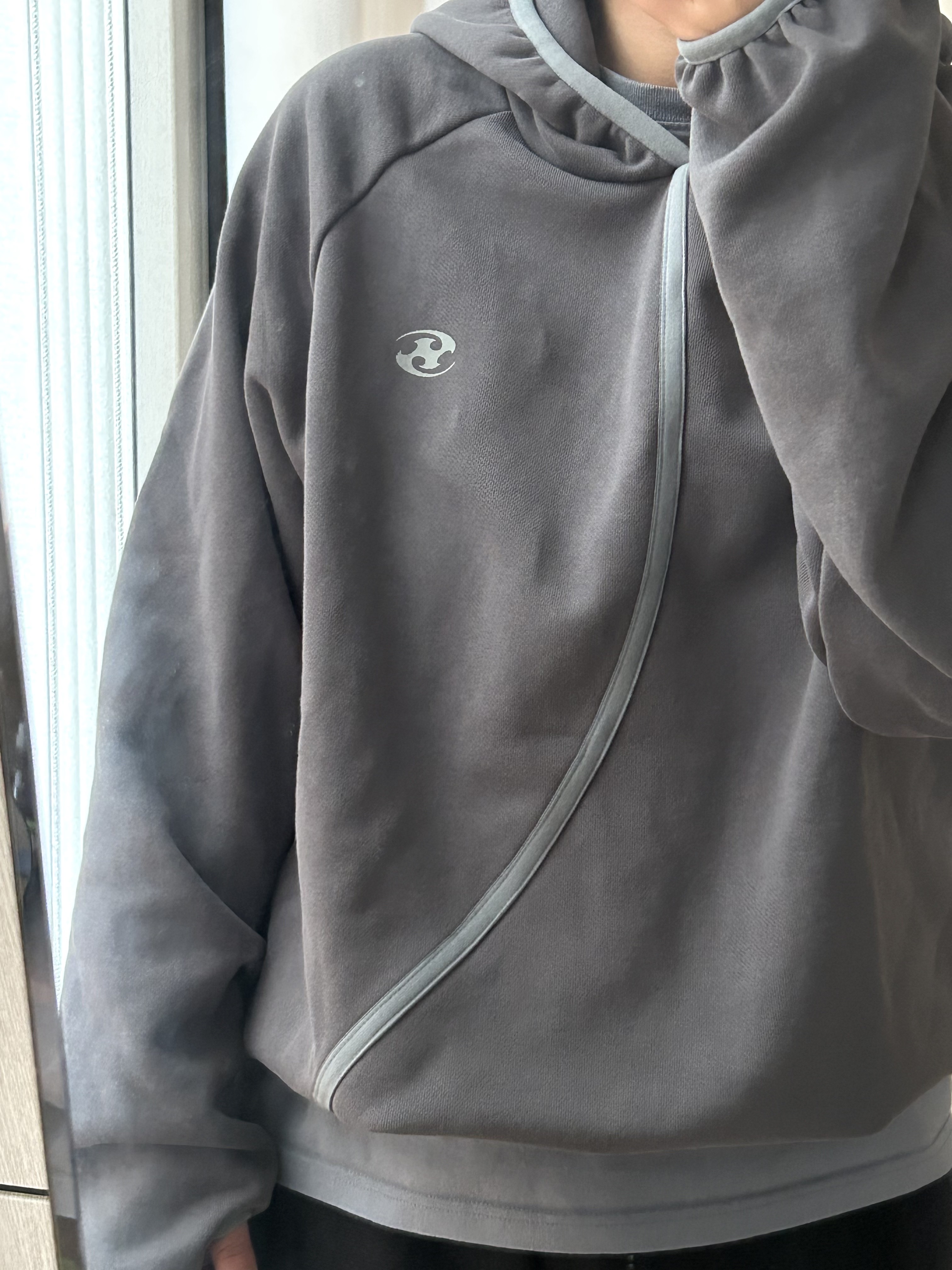 Sansan Gear Taped Hoodie Ash Charcoal 착용 스타일 - 3