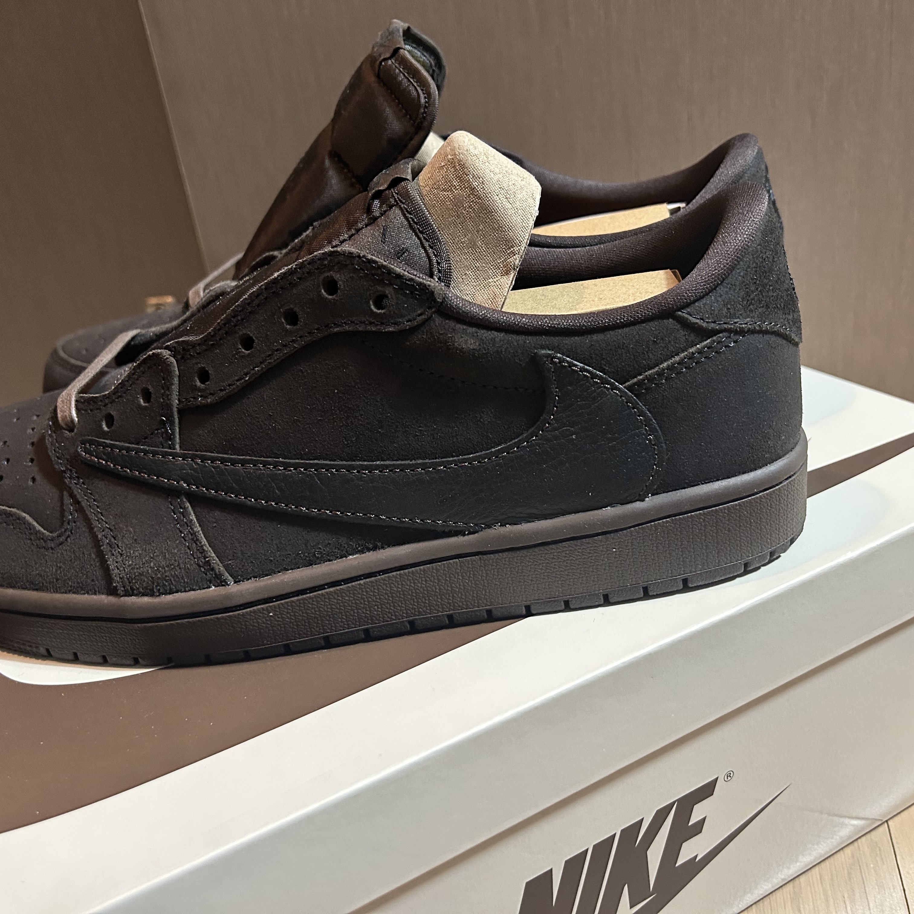 Jordan 1 x Travis Scott Retro Low OG SP Velvet Brown and Dark Mocha 착용 스타일 - 3