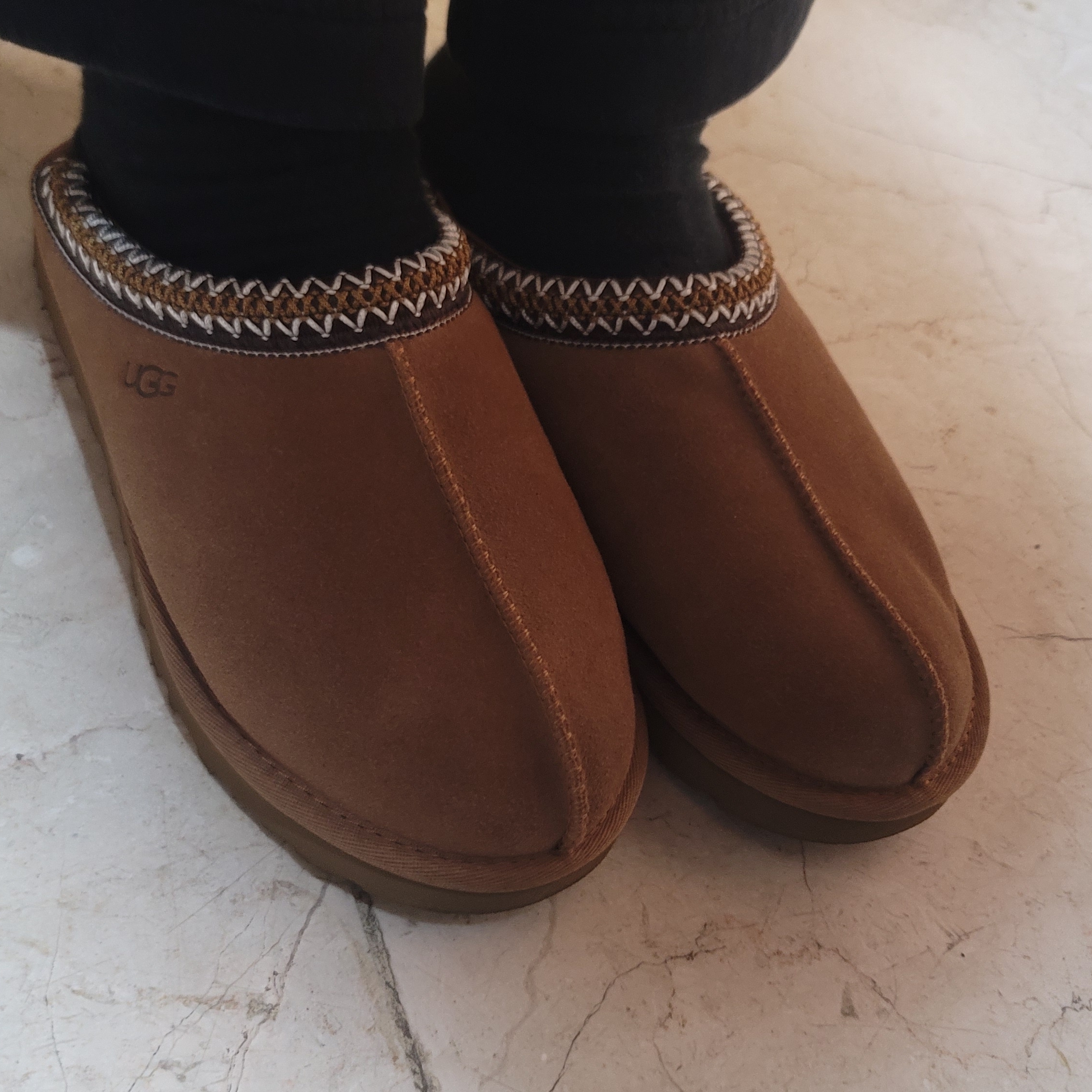(W) UGG Tasman Slipper Chestnut 착용 스타일