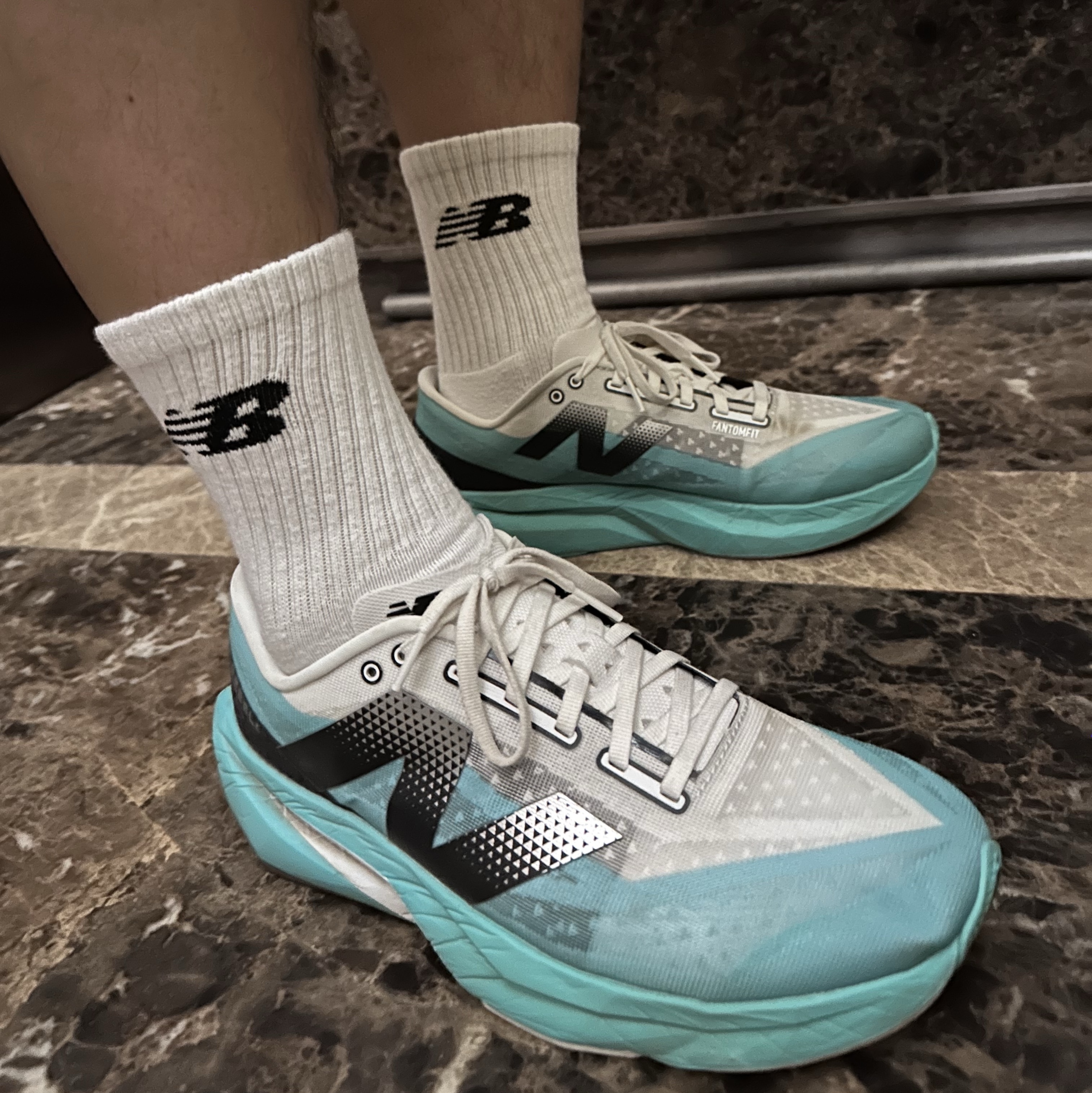 New Balance Fuelcell Rebel v4 Cyber Jade White - 2E Wide 착용 스타일 - 2