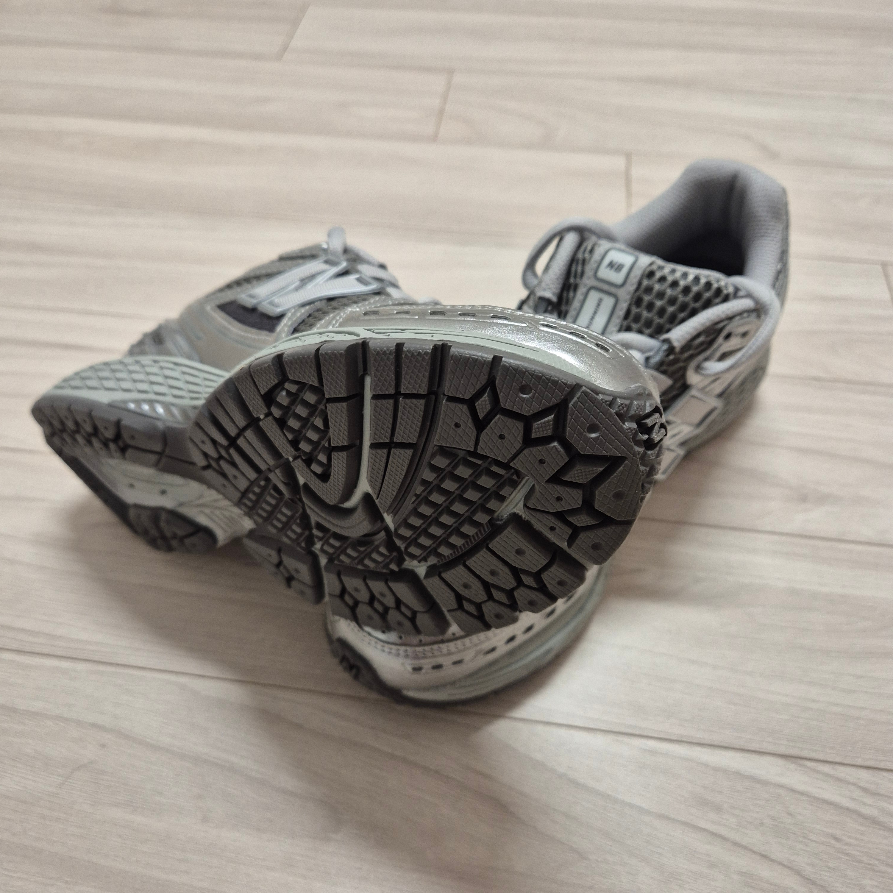 New Balance 1906R Harbor Grey Silver Metalic 착용 스타일 - 2