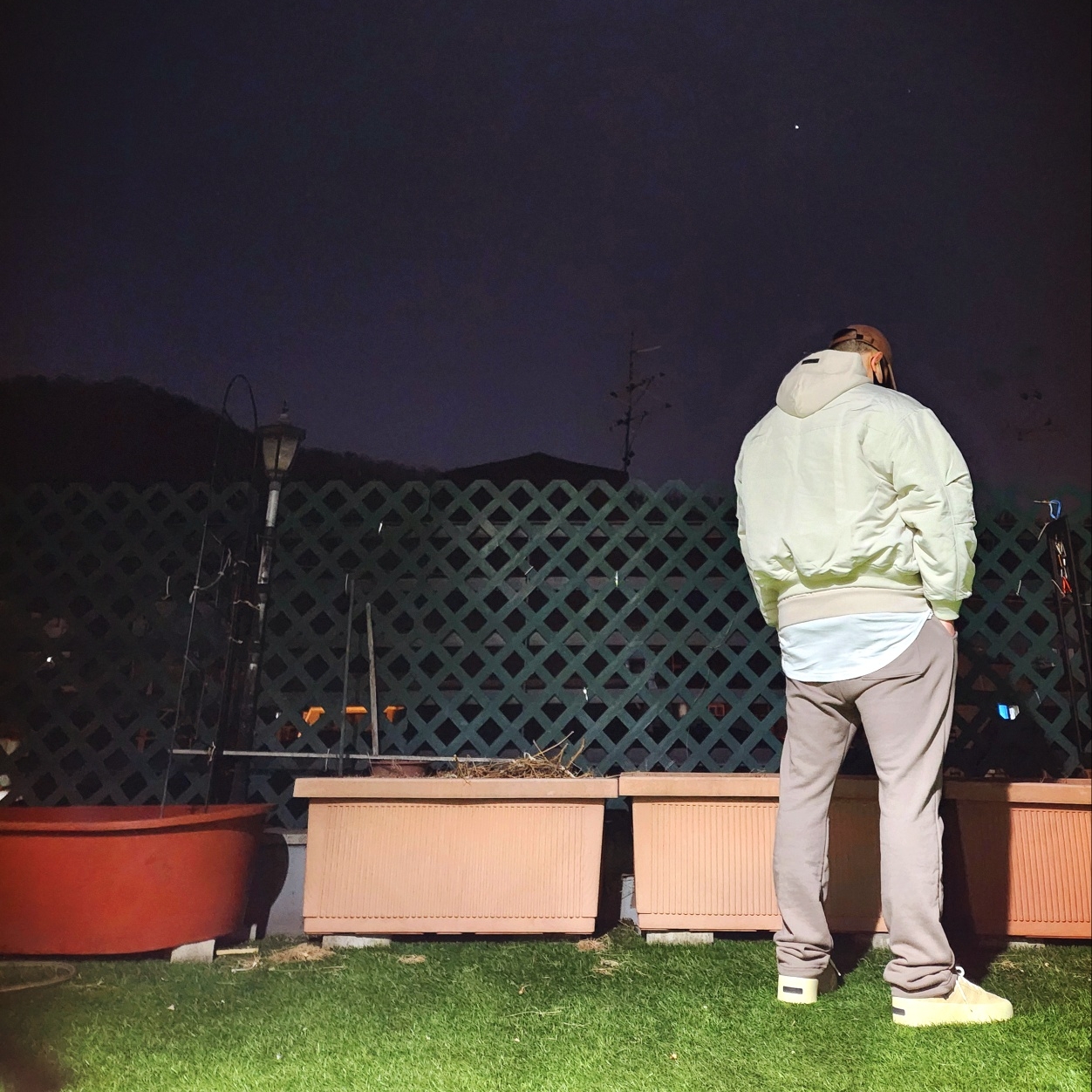 Essentials Hoodie Silver Cloud - 23FW, Adidas x Fear of God Athletics 86 Low Clay 착용 스타일 - 3