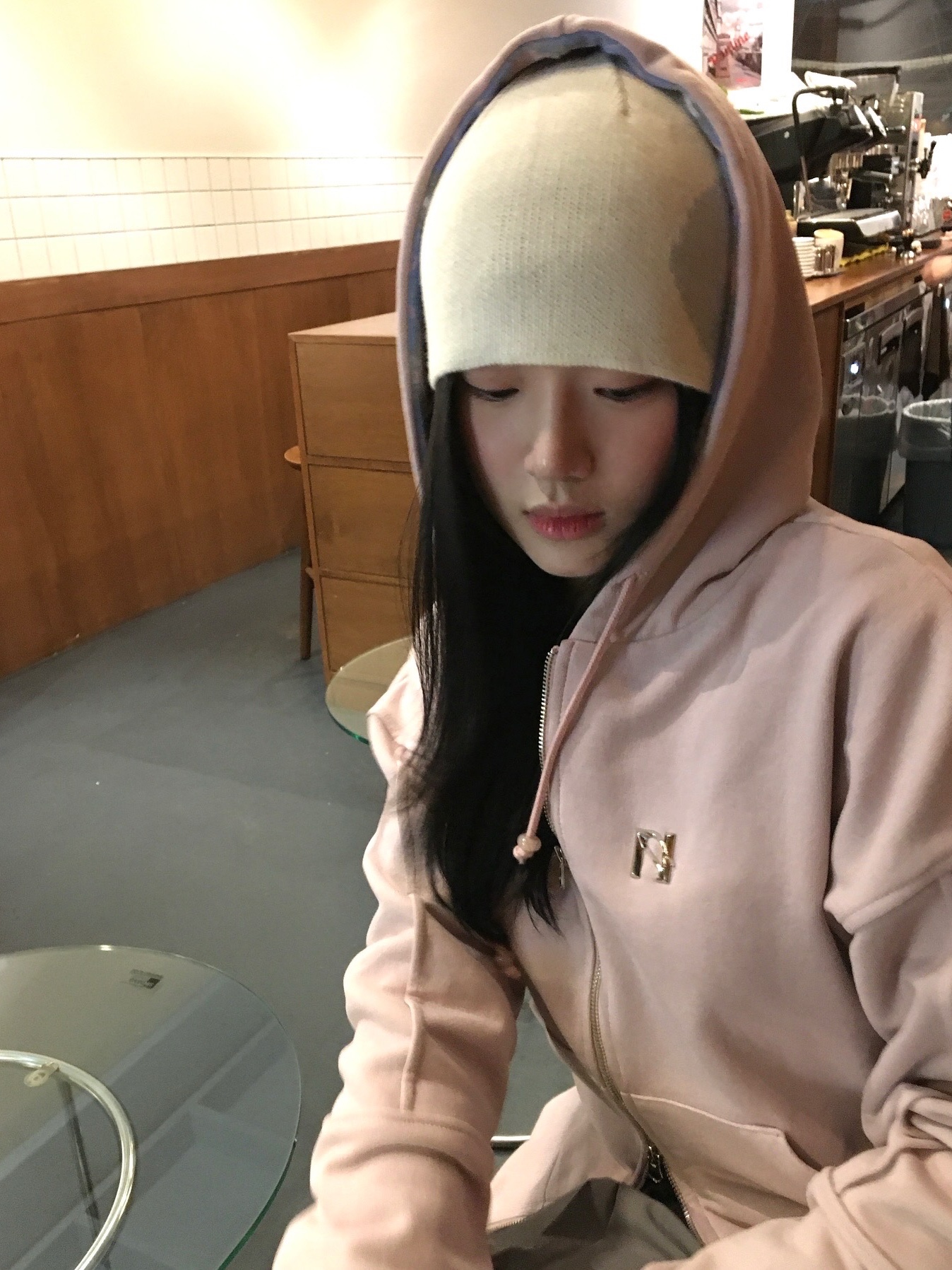 [KREAM 단독] Newalrin Lollipop Check Hoodie Zip Up Baby Pink 착용 스타일 - 4
