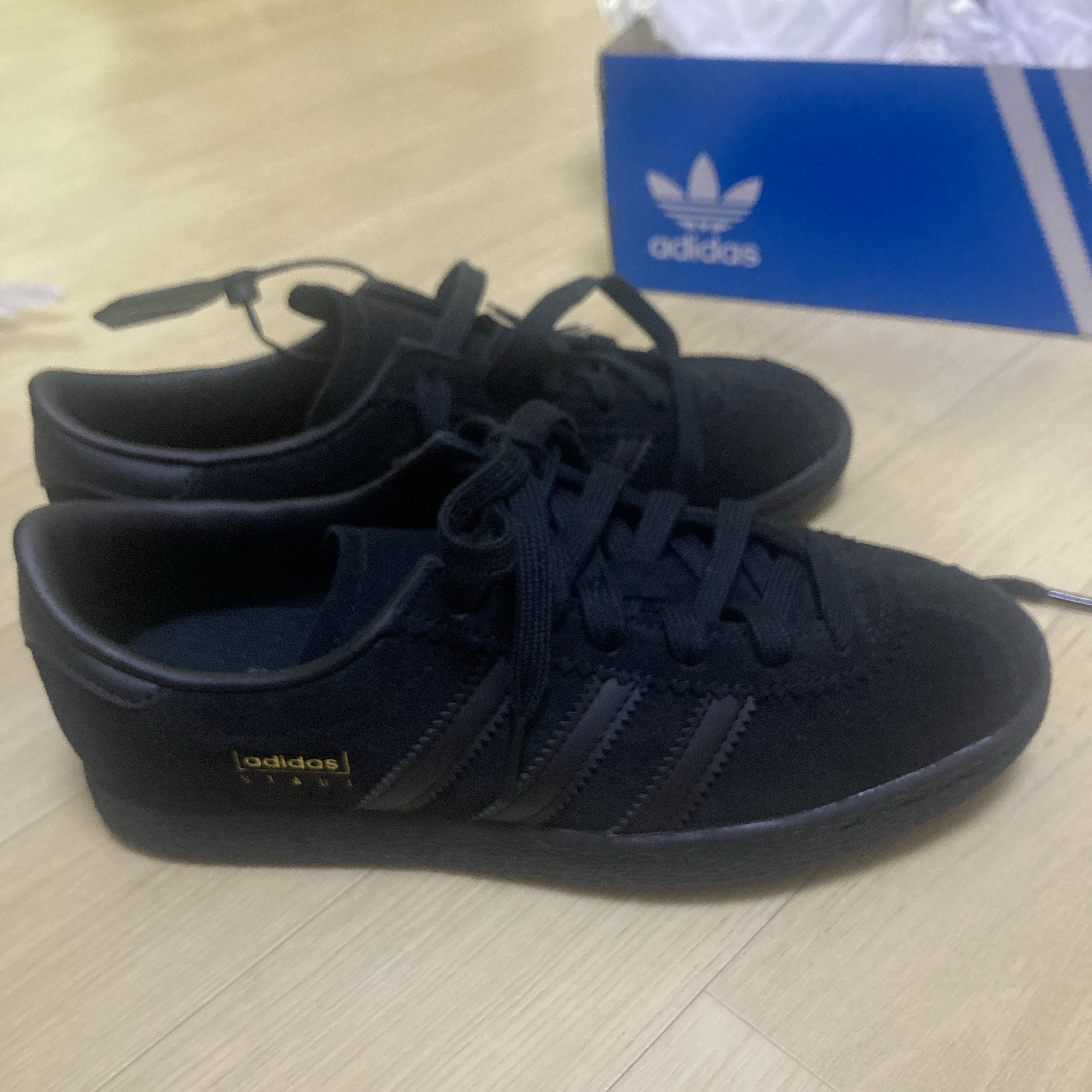 Adidas Stadt Core Black Carbon 착용 스타일 - 3