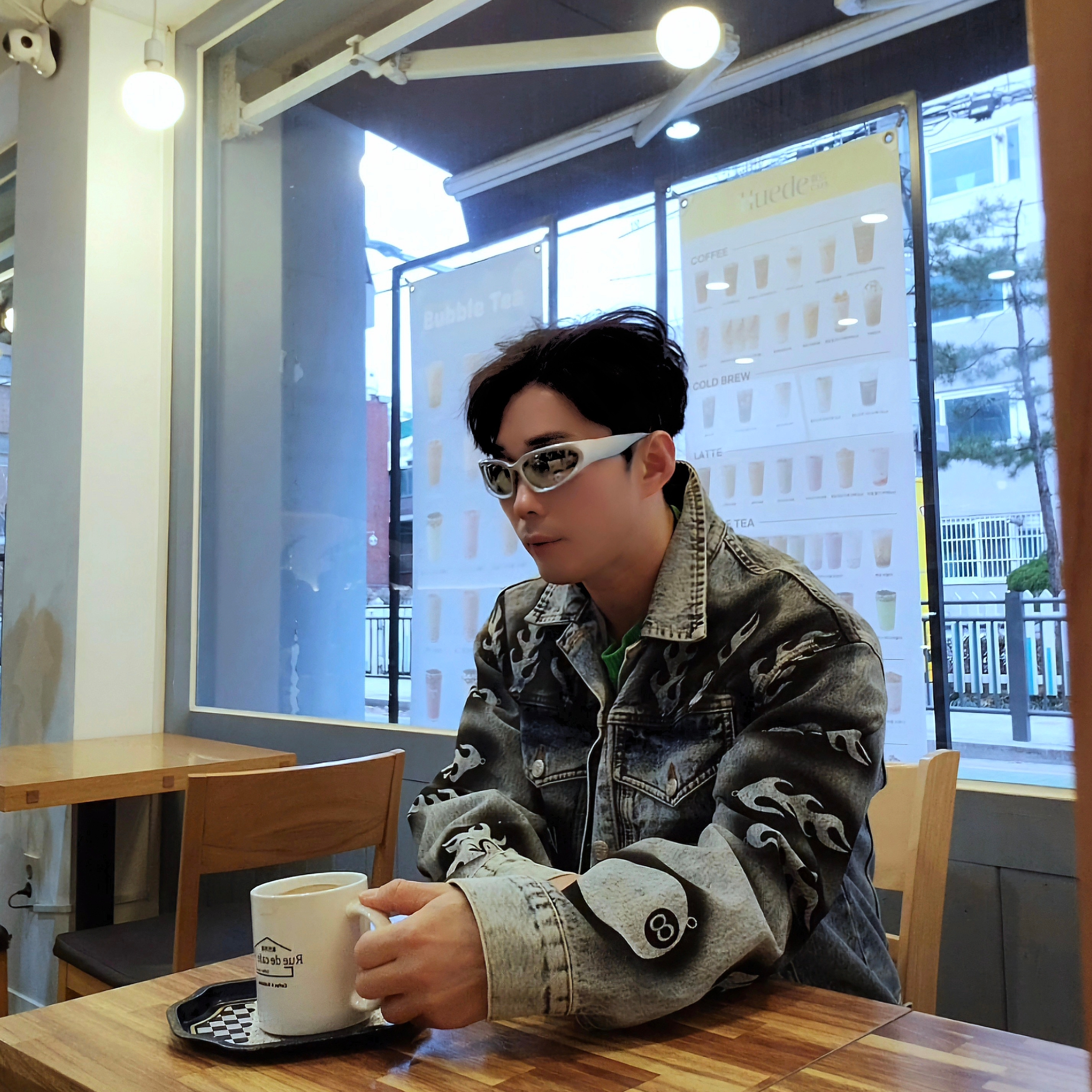 Stussy x Dries Van Noten Hand Stencilled Denim Jacket Washed Blue 착용 스타일