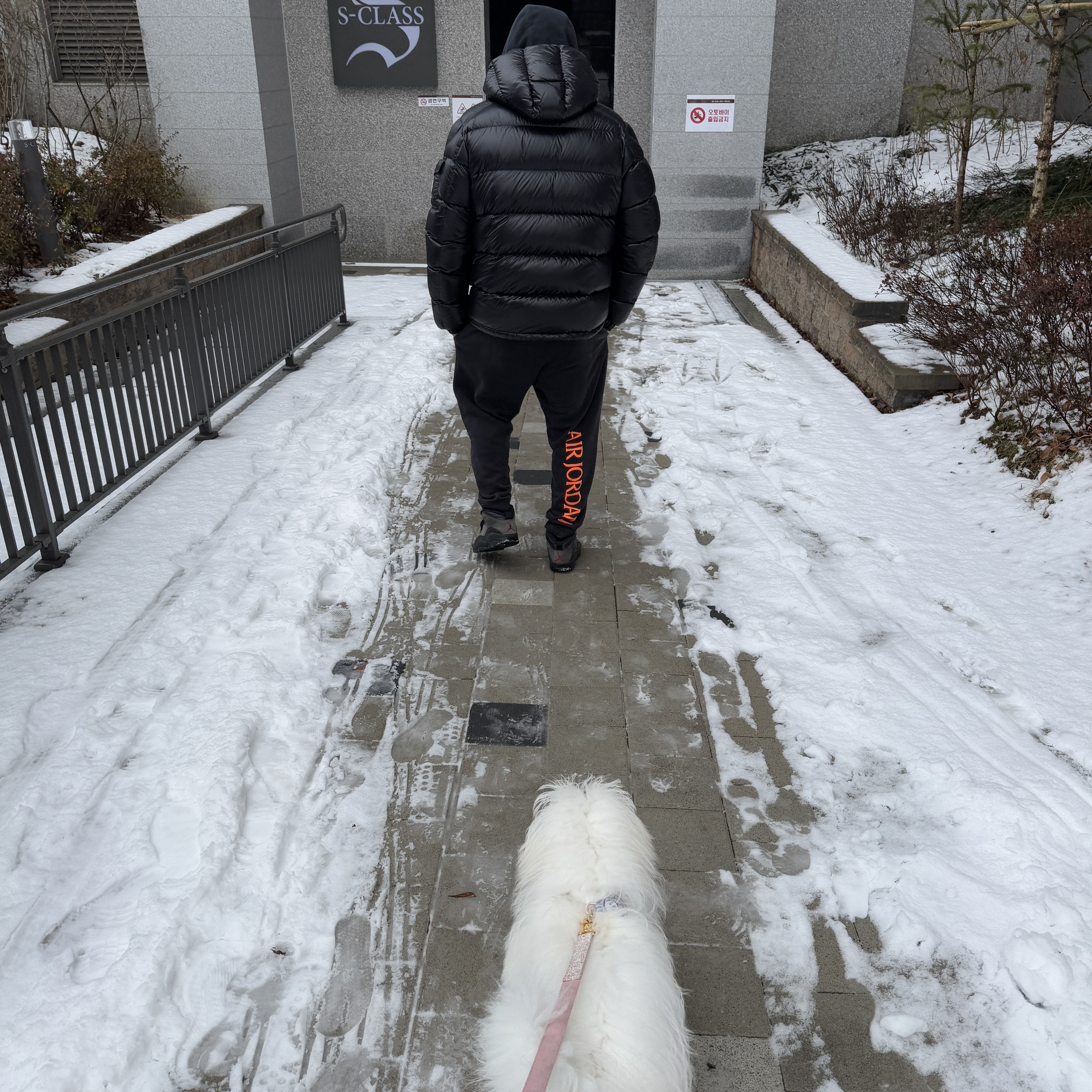 Moncler Maya Short Down Jacket Black - 24FW 착용 스타일 - 1