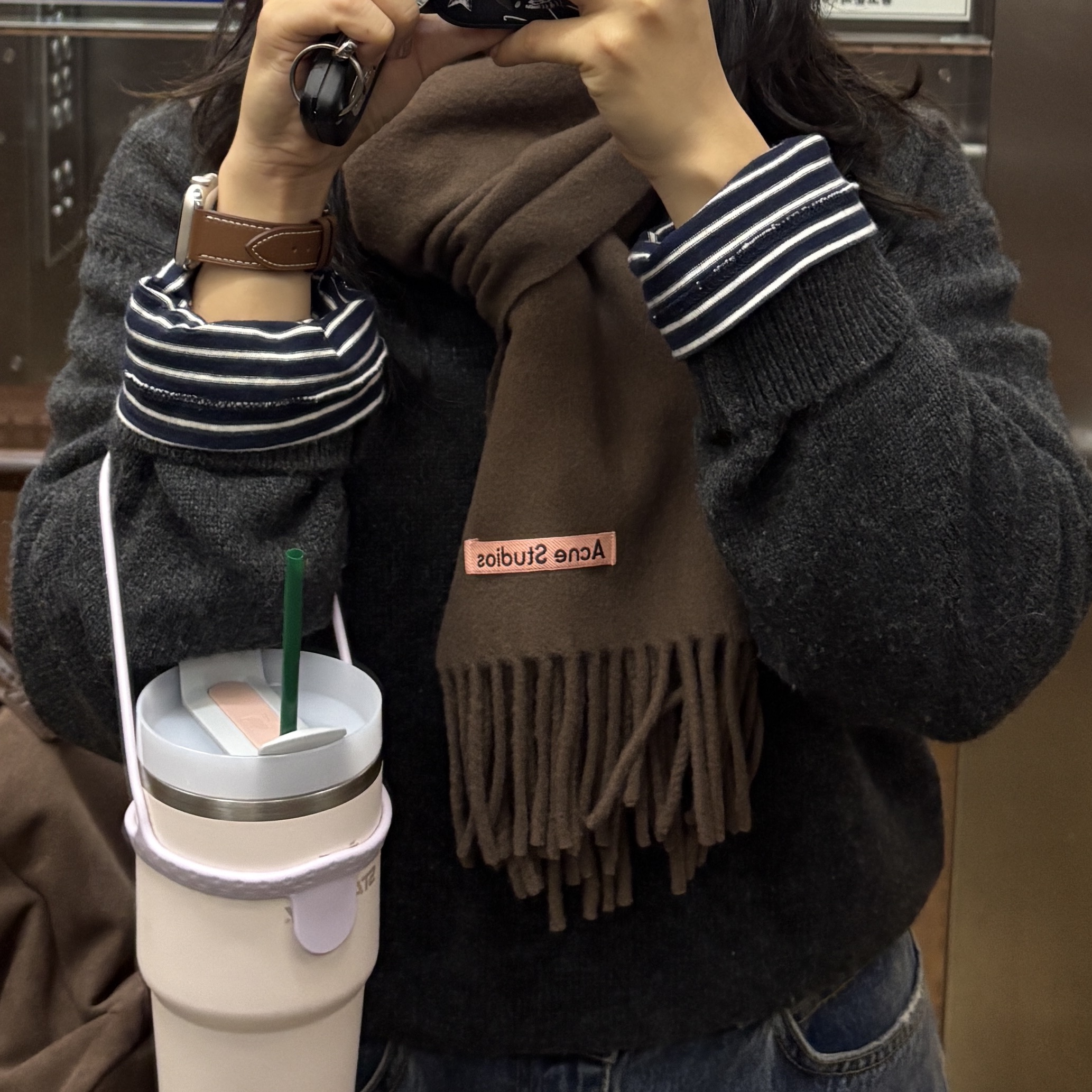 Acne Studios Fringe Wool Muffler Chocolate Brown 착용 스타일 - 2