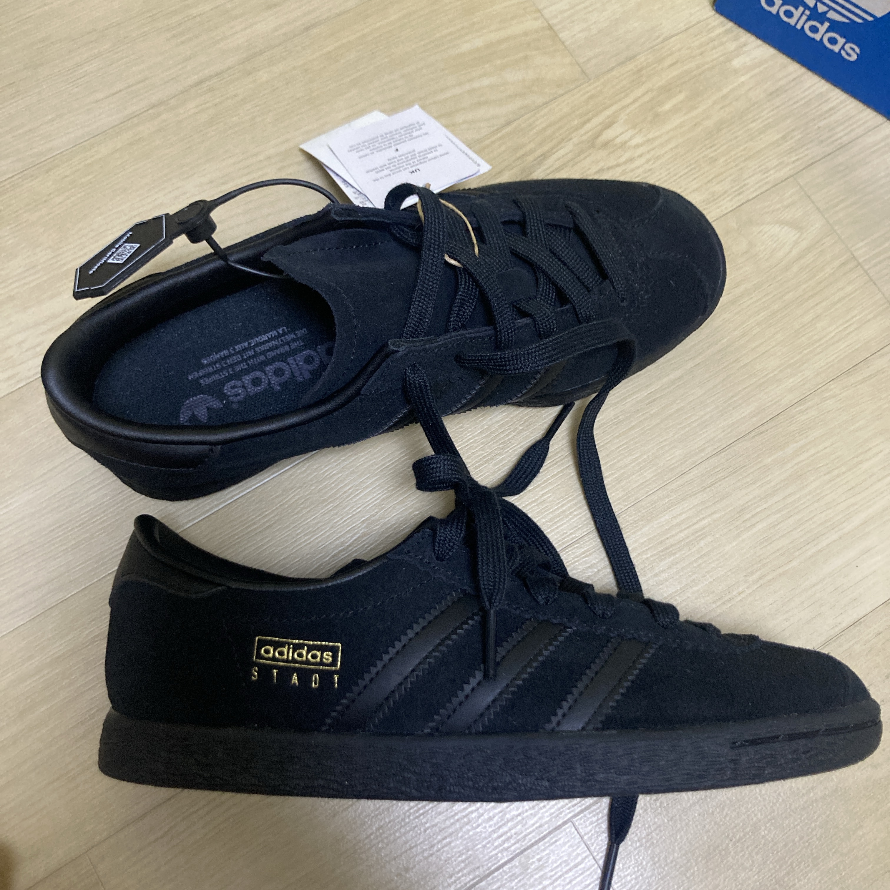 Adidas Stadt Core Black Carbon 착용 스타일 - 1