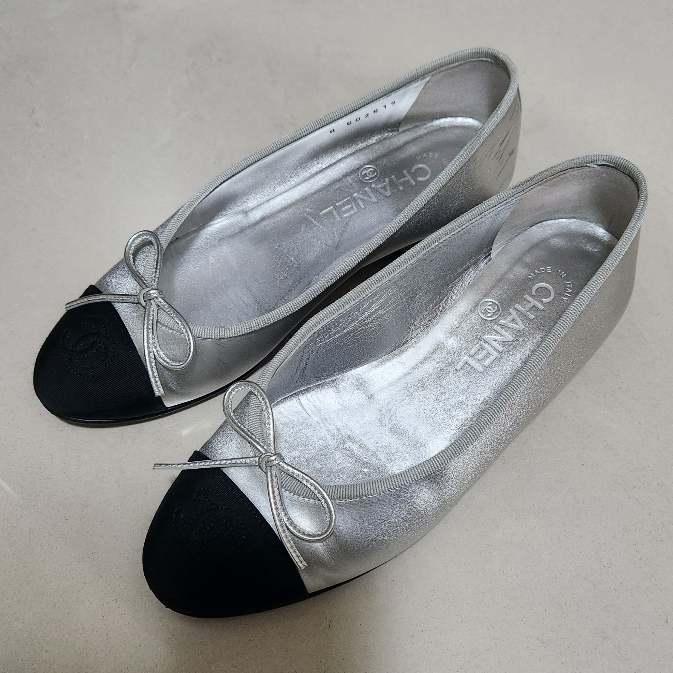 (W) Chanel Ballerina Flat Lambskin Grosgrain & Grey Black 착용 스타일