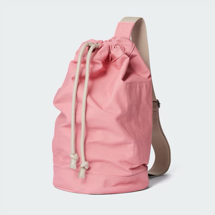 Uniqlo x JW Anderson Drawstring Bag Pink 착용 스타일