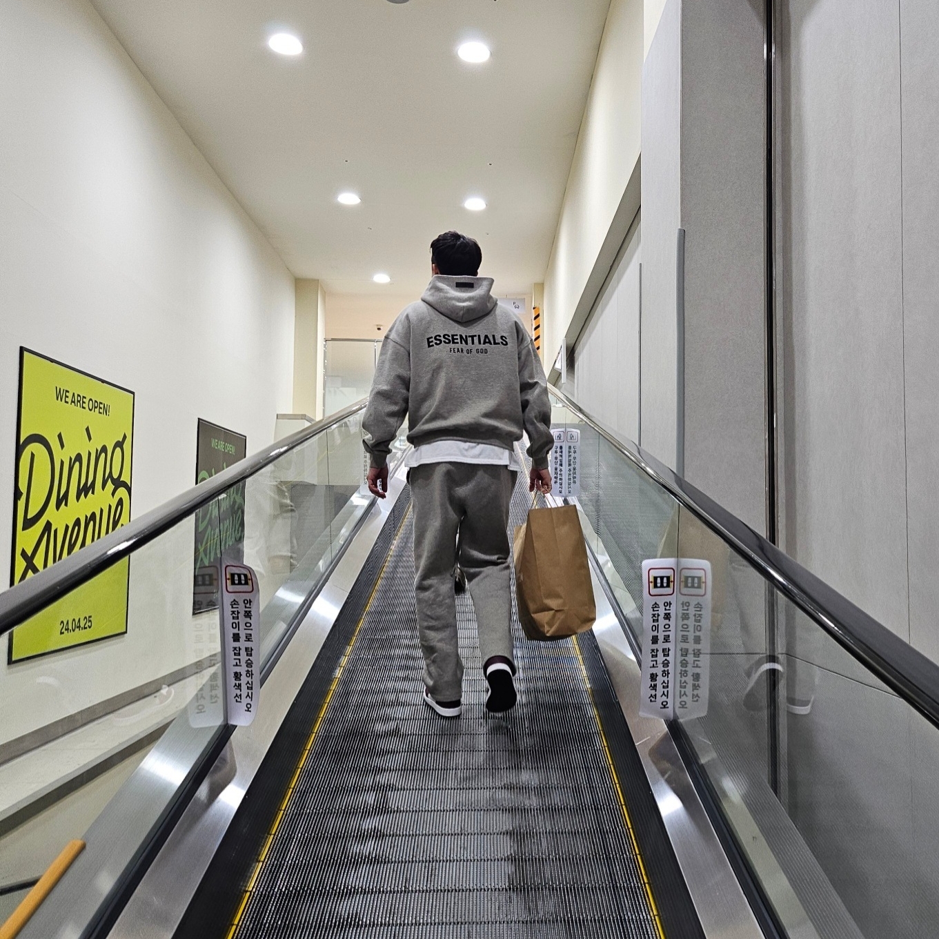 Essentials The Core Collection Hoodie Dark Oatmeal, Essentials The Core Collection Relaxed Sweatpants Dark Oatmeal 착용 스타일 - 2