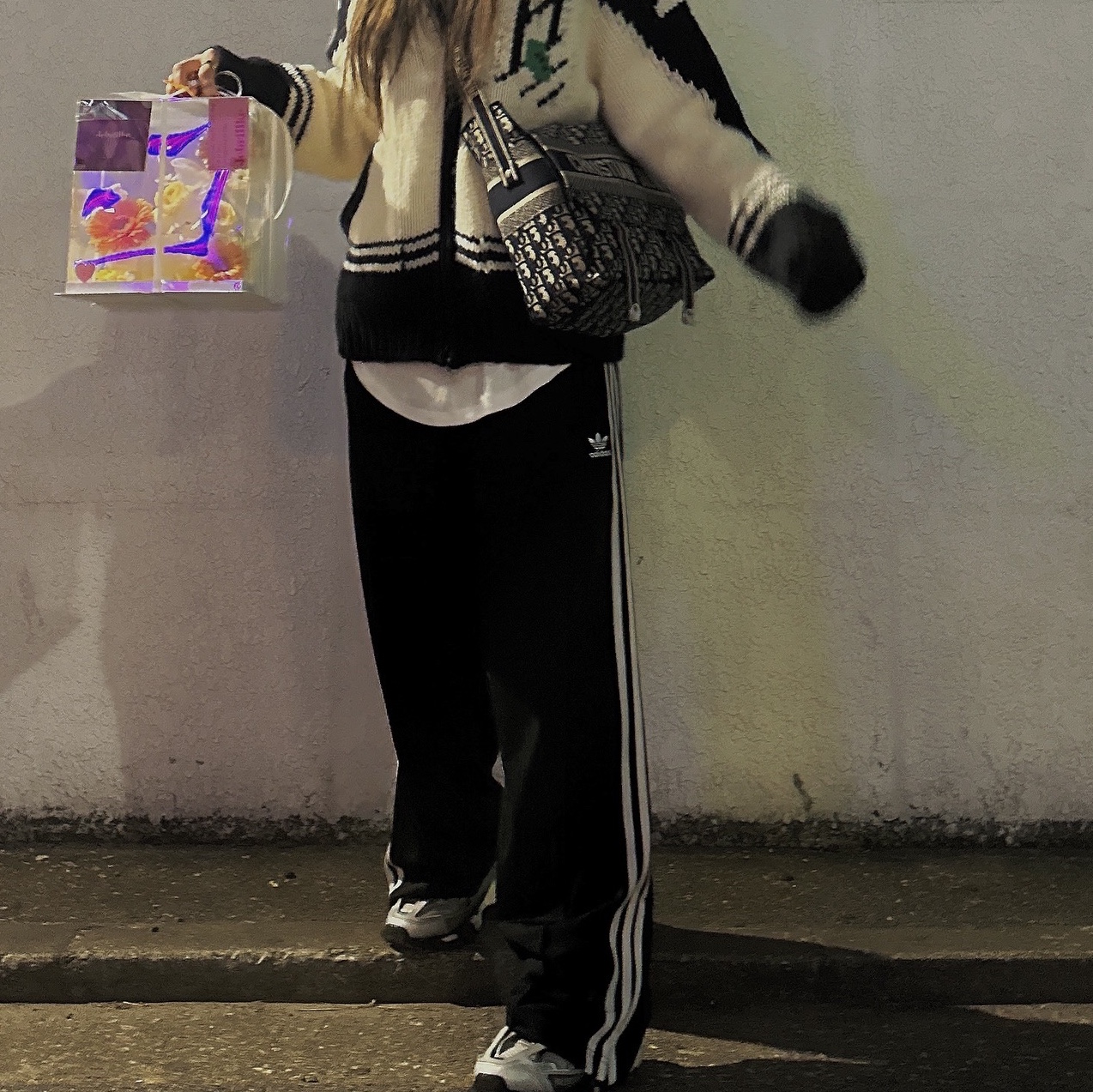 (W) Adidas Originals Firebird Loose Track Pants Black - KR Sizing, (W) Chanel Beanie & Beige Black 착용 스타일 - 3