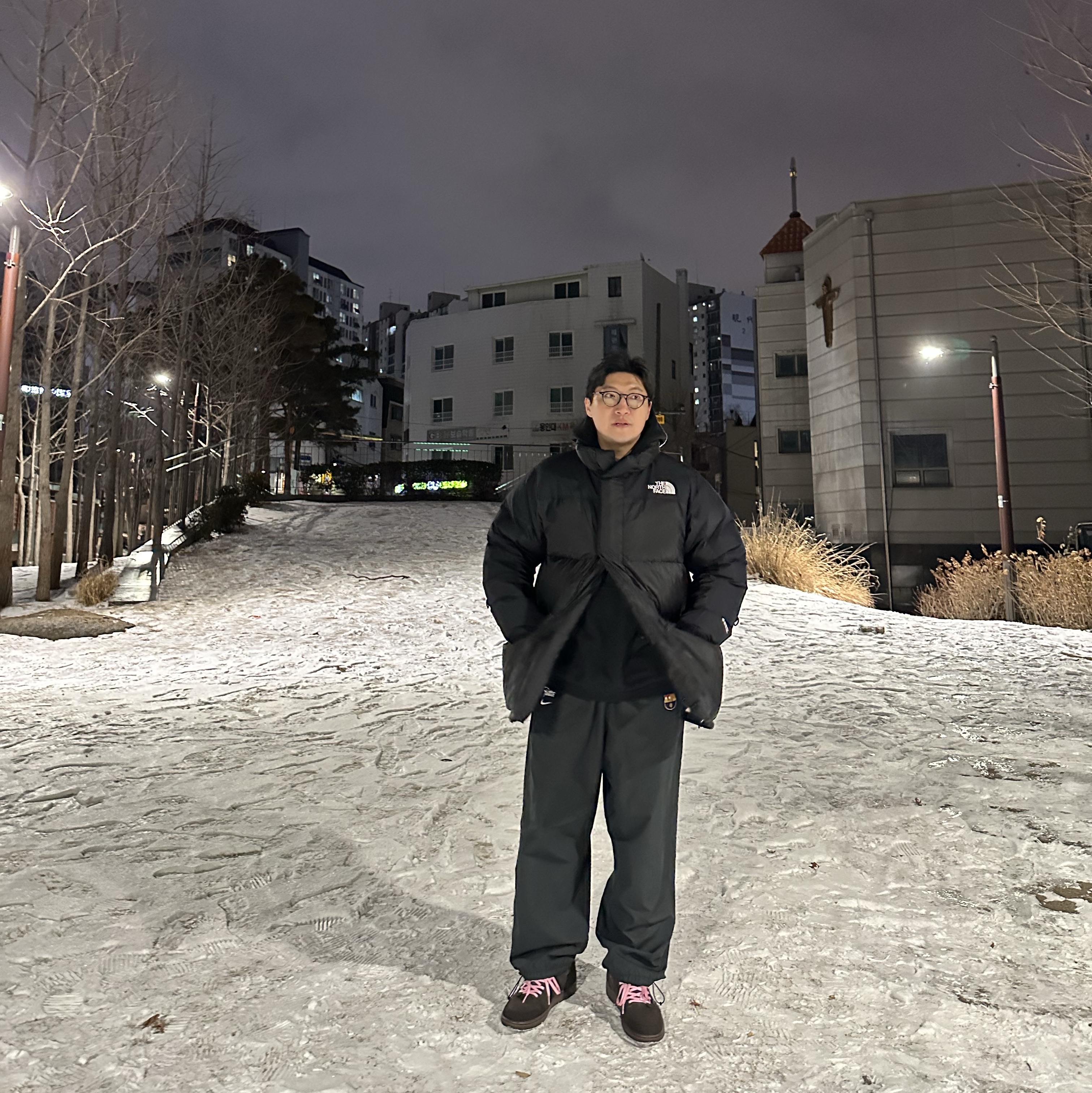 The North Face Him Down Parka Black, Jordan 1 x Travis Scott Retro Low OG SP Velvet Brown and Dark Mocha 착용 스타일