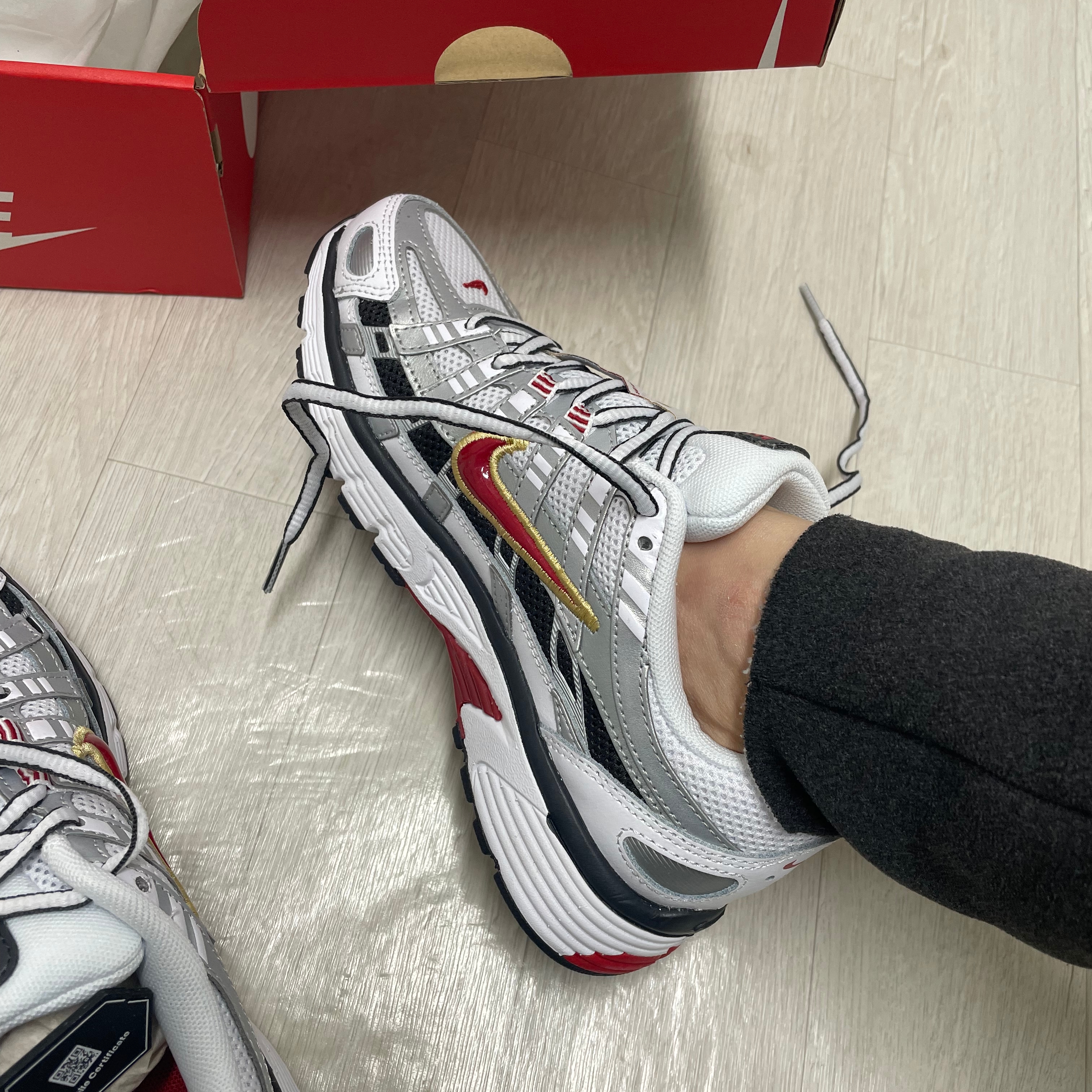 (W) Nike P-6000 Metallic Silver Red 착용 스타일