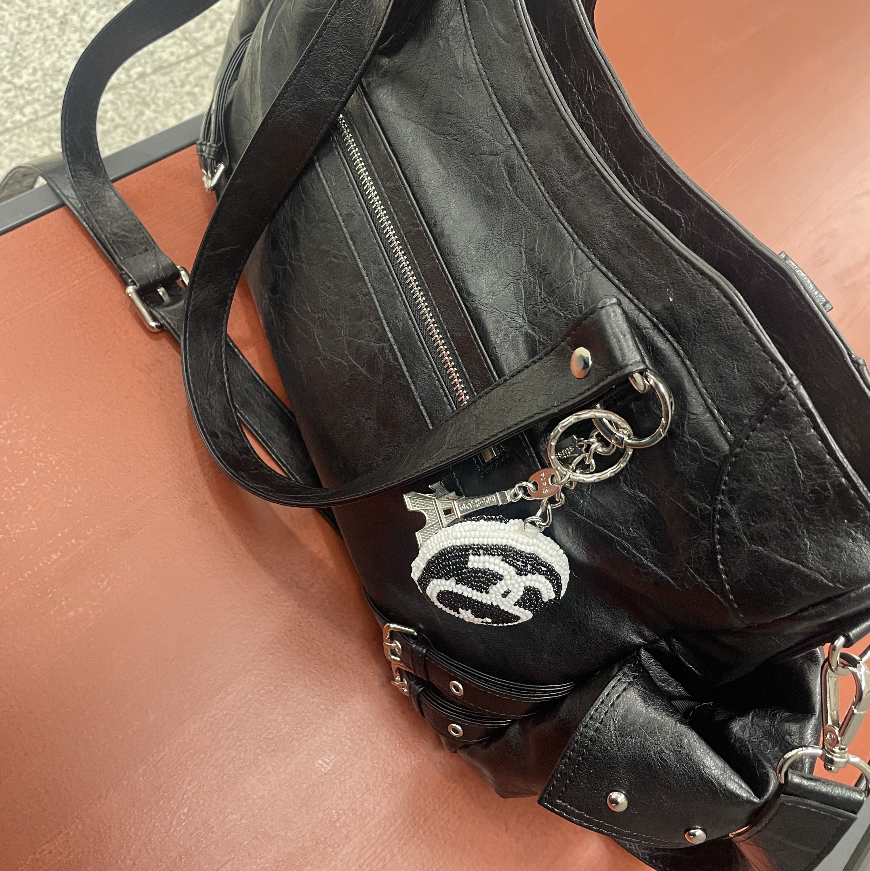 Stussy SS Link Beaded Ball Keychain Black 착용 스타일