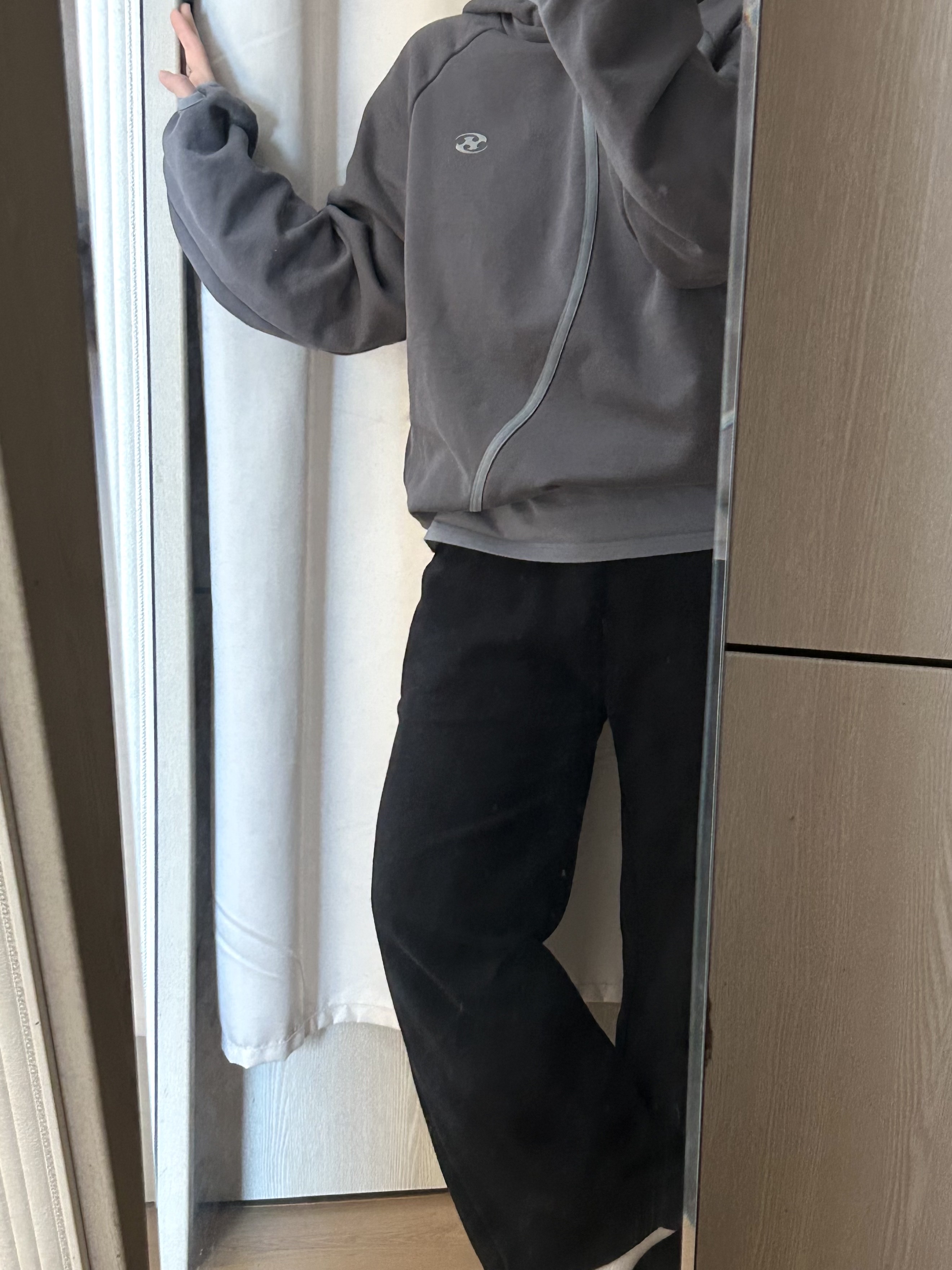 Sansan Gear Taped Hoodie Ash Charcoal 착용 스타일 - 4