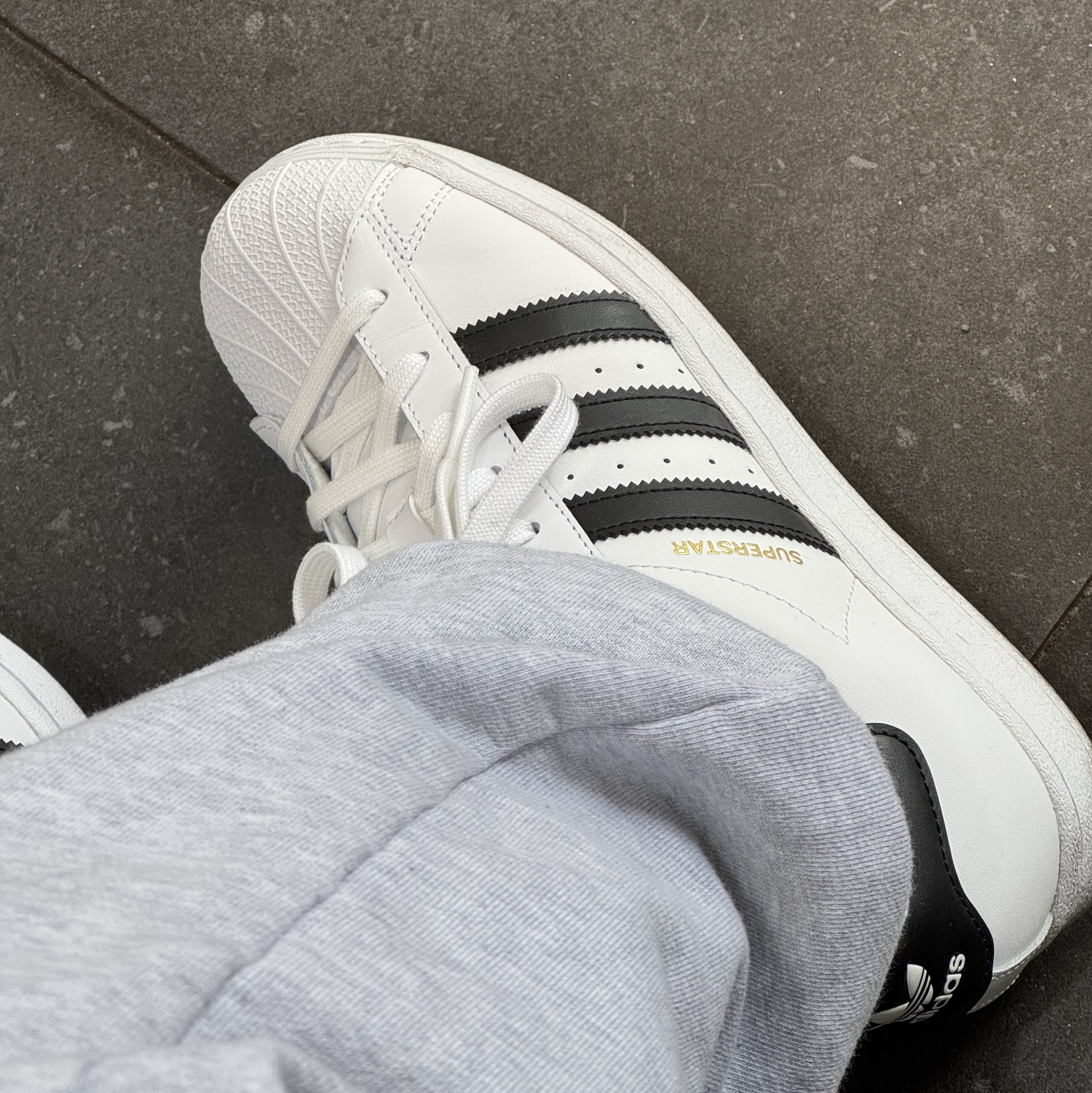 Adidas Superstar White Black 착용 스타일