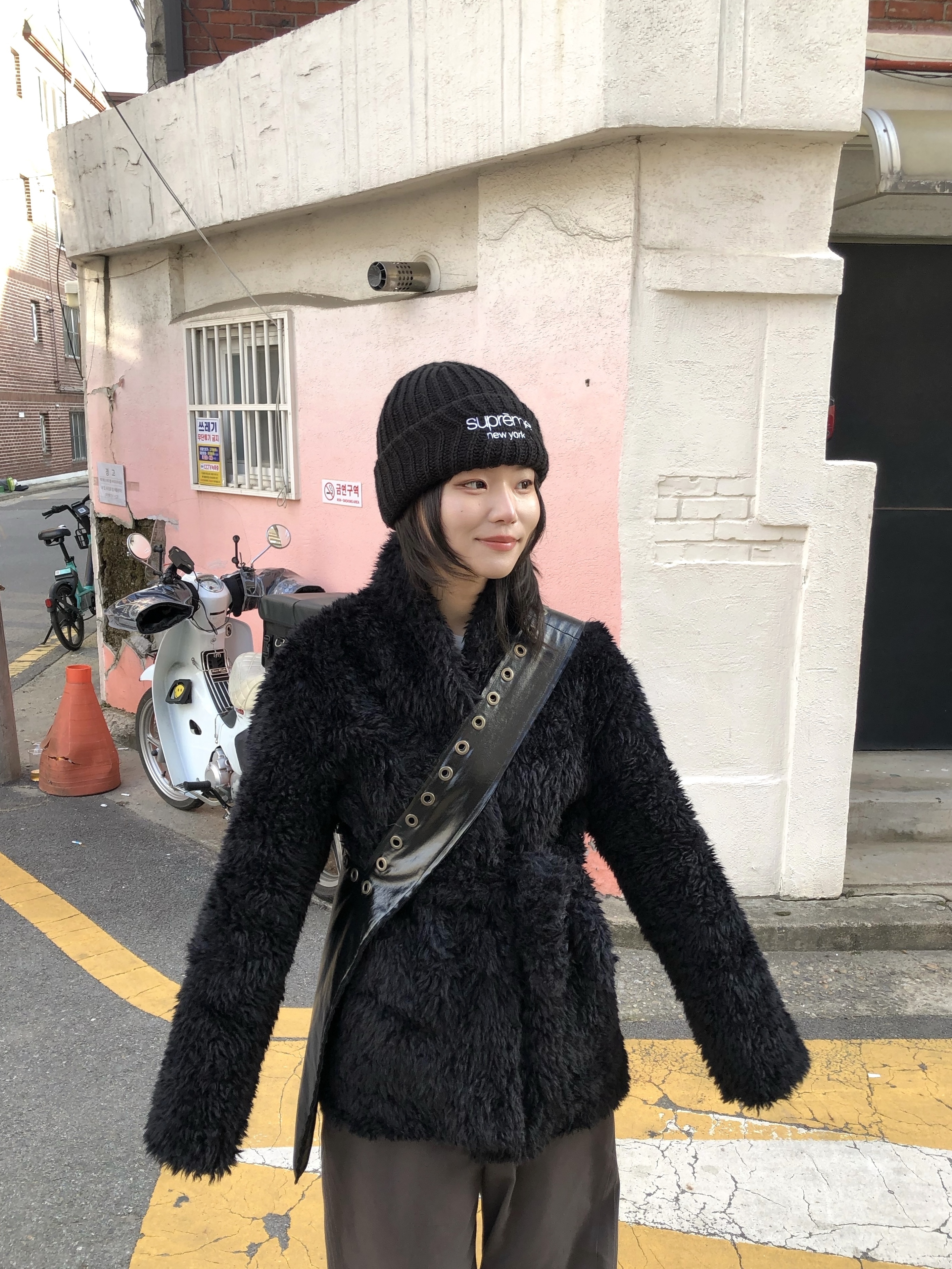 Supreme Classic Logo Chunky Ribbed Beanie Black - 24FW 착용 스타일 - 1