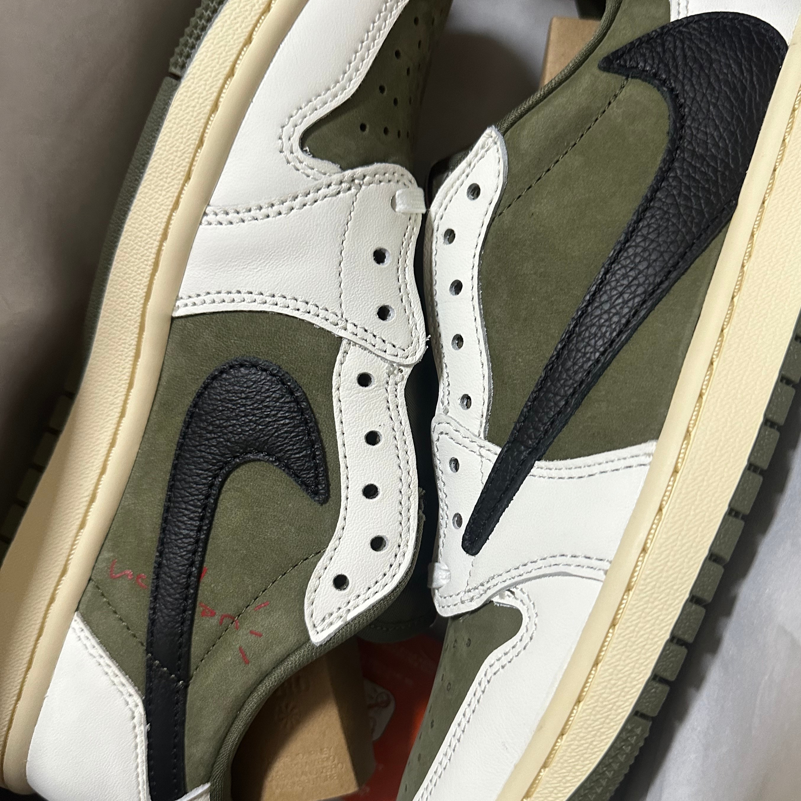 Jordan 1 x Travis Scott Retro Low OG SP Reverse Olive 착용 스타일 - 3